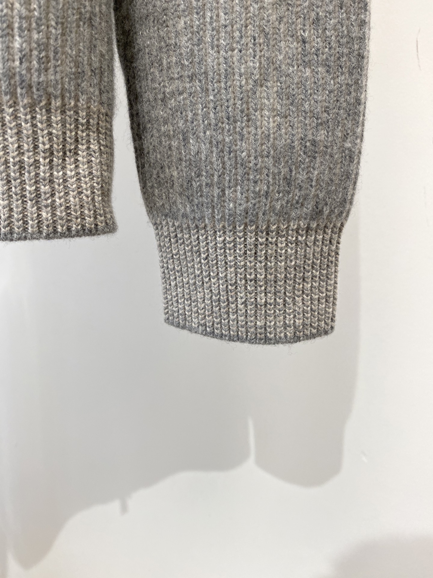 Brunello Cucinelli、2025新品羊毛衣外套 具有手感细腻柔软，可直接与肌肤接触，让暖心