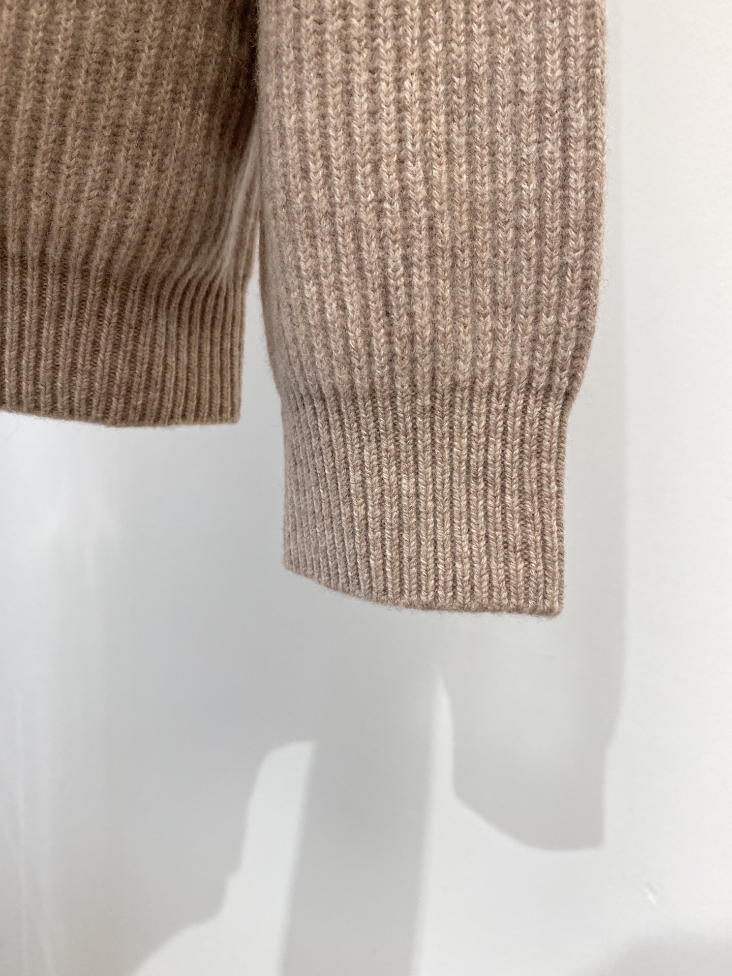 lP🆕、2025新品针织开衫羊毛衣外套 具有手感细腻柔软，可直接与肌肤接触，让暖心的纱线变化出细腻的质感