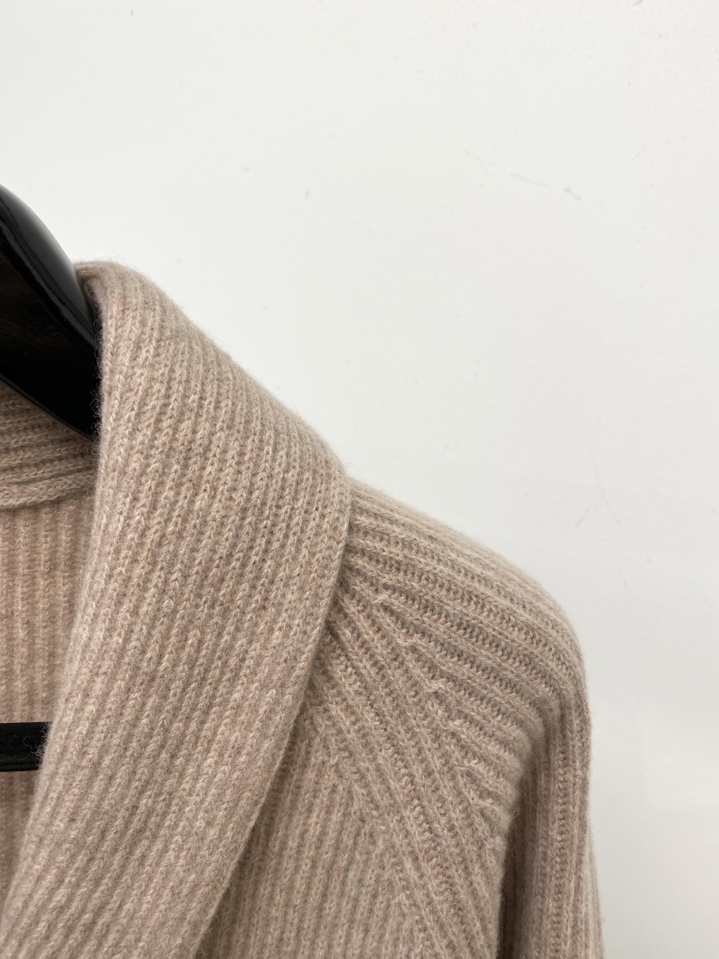 lP🆕、2025新品针织开衫羊毛衣外套 具有手感细腻柔软，可直接与肌肤接触，让暖心的纱线变化出细腻的质感