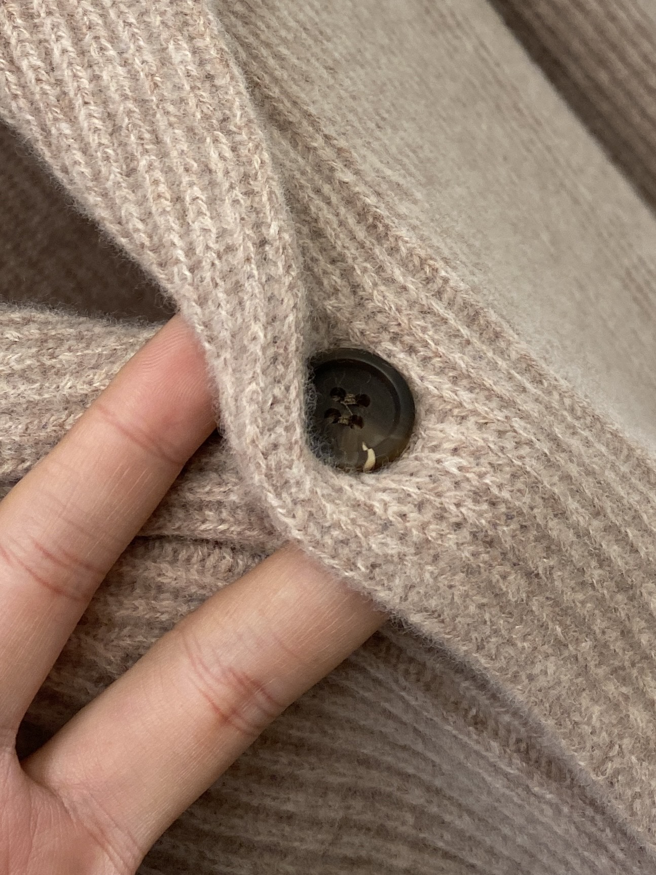 lP🆕、2025新品针织开衫羊毛衣外套 具有手感细腻柔软，可直接与肌肤接触，让暖心的纱线变化出细腻的质感