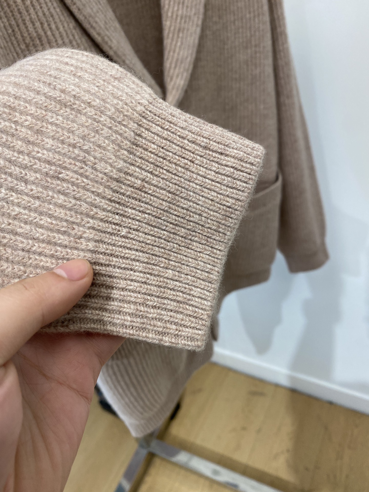 lP🆕、2025新品针织开衫羊毛衣外套 具有手感细腻柔软，可直接与肌肤接触，让暖心的纱线变化出细腻的质感