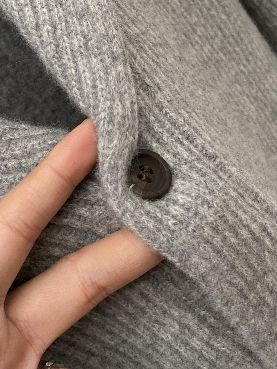 lP🆕、2025新品针织开衫羊毛衣外套 具有手感细腻柔软，可直接与肌肤接触，让暖心的纱线变化出细腻的质感