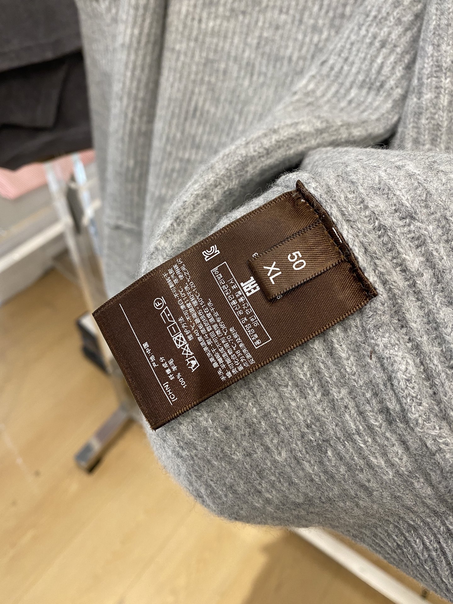 lP🆕、2025新品针织开衫羊毛衣外套 具有手感细腻柔软，可直接与肌肤接触，让暖心的纱线变化出细腻的质感