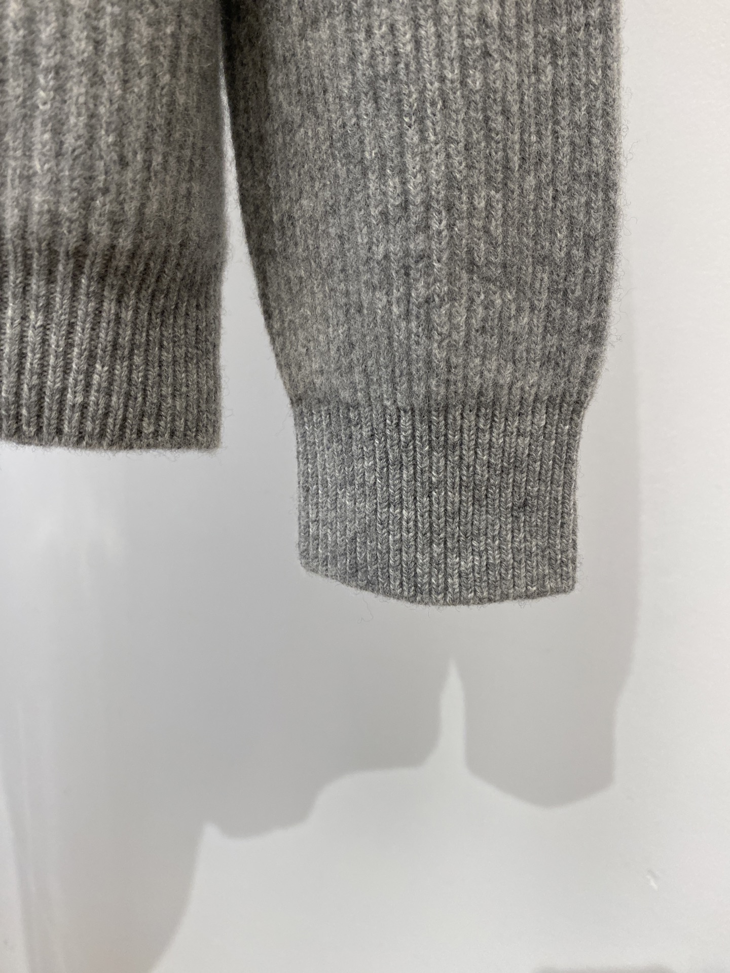 lP🆕、2025新品针织开衫羊毛衣外套 具有手感细腻柔软，可直接与肌肤接触，让暖心的纱线变化出细腻的质感