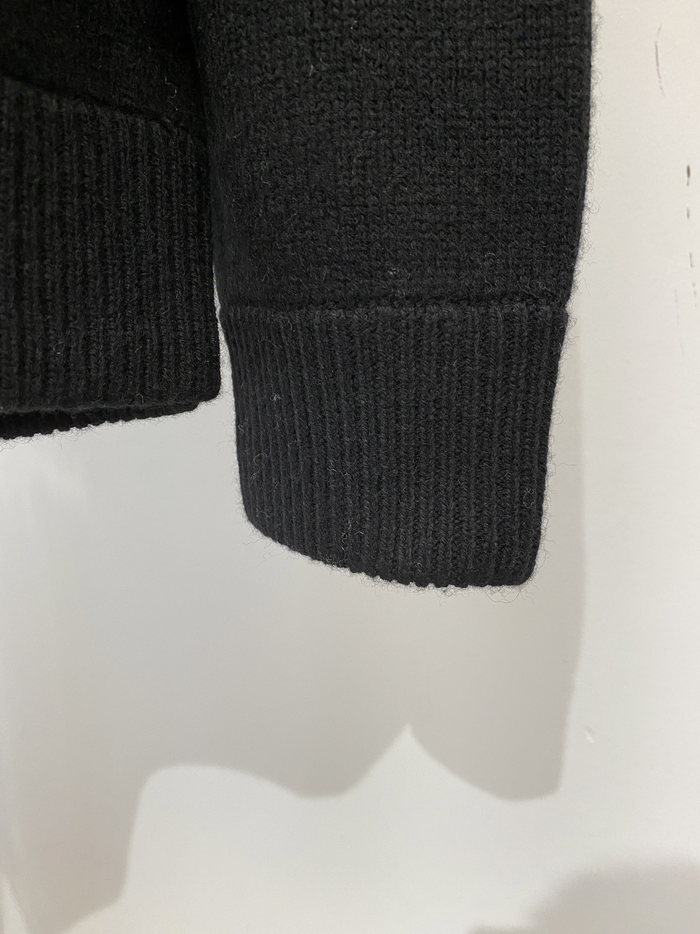 ￼巴宝莉、2025新品羊毛衣 具有手感细腻柔软，可直接与肌肤接触，让暖心的纱线变化出细腻的质感，顶级工艺