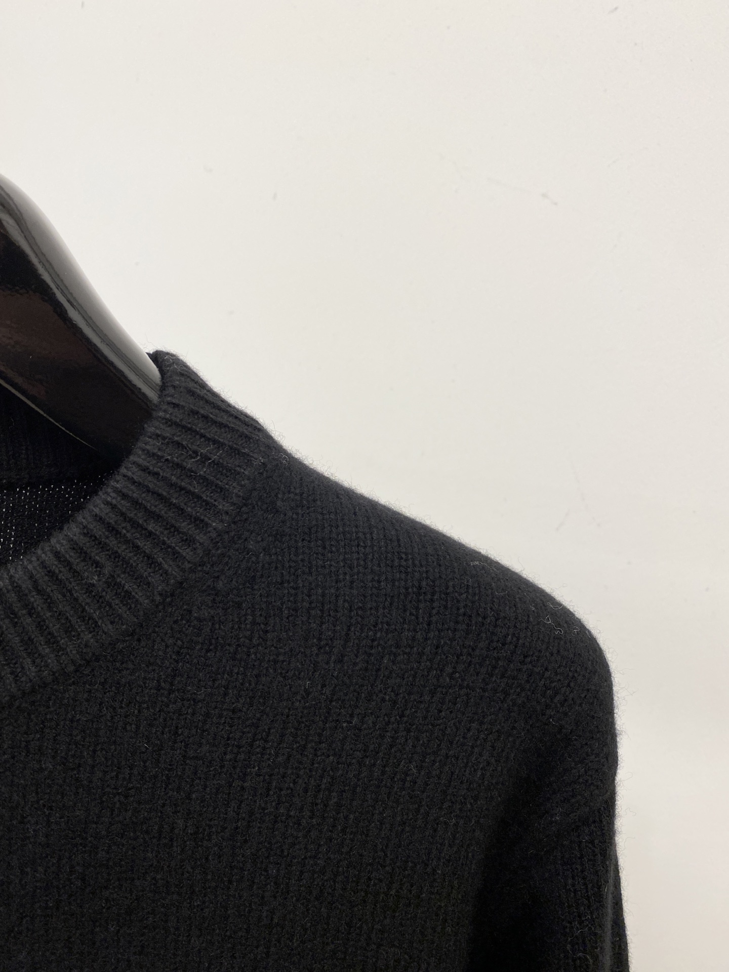 ￼巴宝莉、2025新品羊毛衣 具有手感细腻柔软，可直接与肌肤接触，让暖心的纱线变化出细腻的质感，顶级工艺