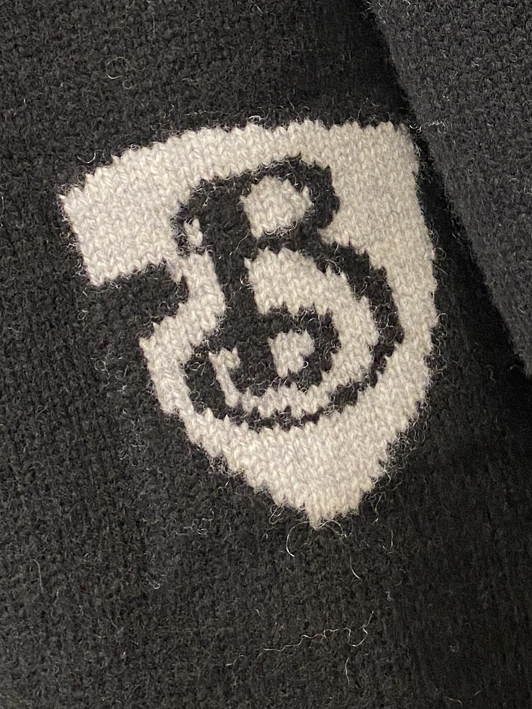 ￼巴宝莉、2025新品羊毛衣 具有手感细腻柔软，可直接与肌肤接触，让暖心的纱线变化出细腻的质感，顶级工艺