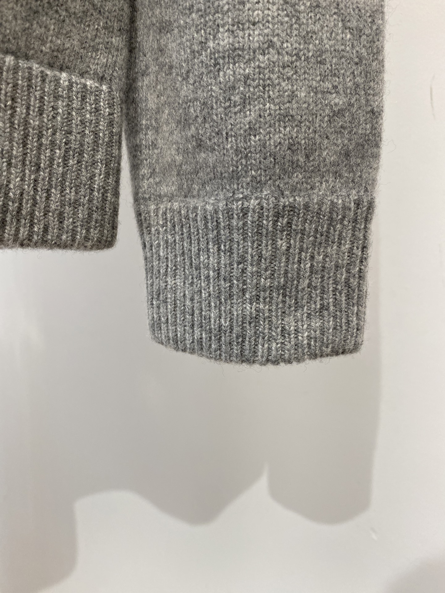 巴宝莉、2025新品羊毛衣 具有手感细腻柔软，可直接与肌肤接触，让暖心的纱线变化出细腻的质感，顶级工艺极