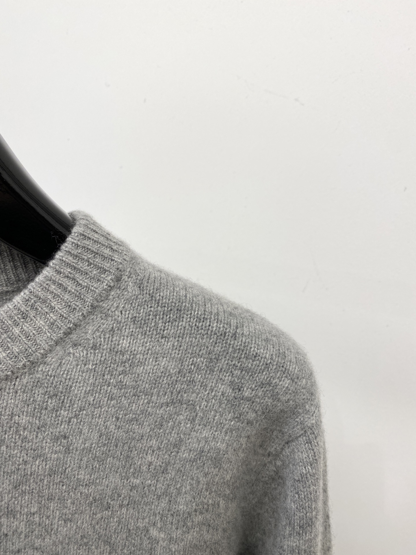 巴宝莉、2025新品羊毛衣 具有手感细腻柔软，可直接与肌肤接触，让暖心的纱线变化出细腻的质感，顶级工艺极