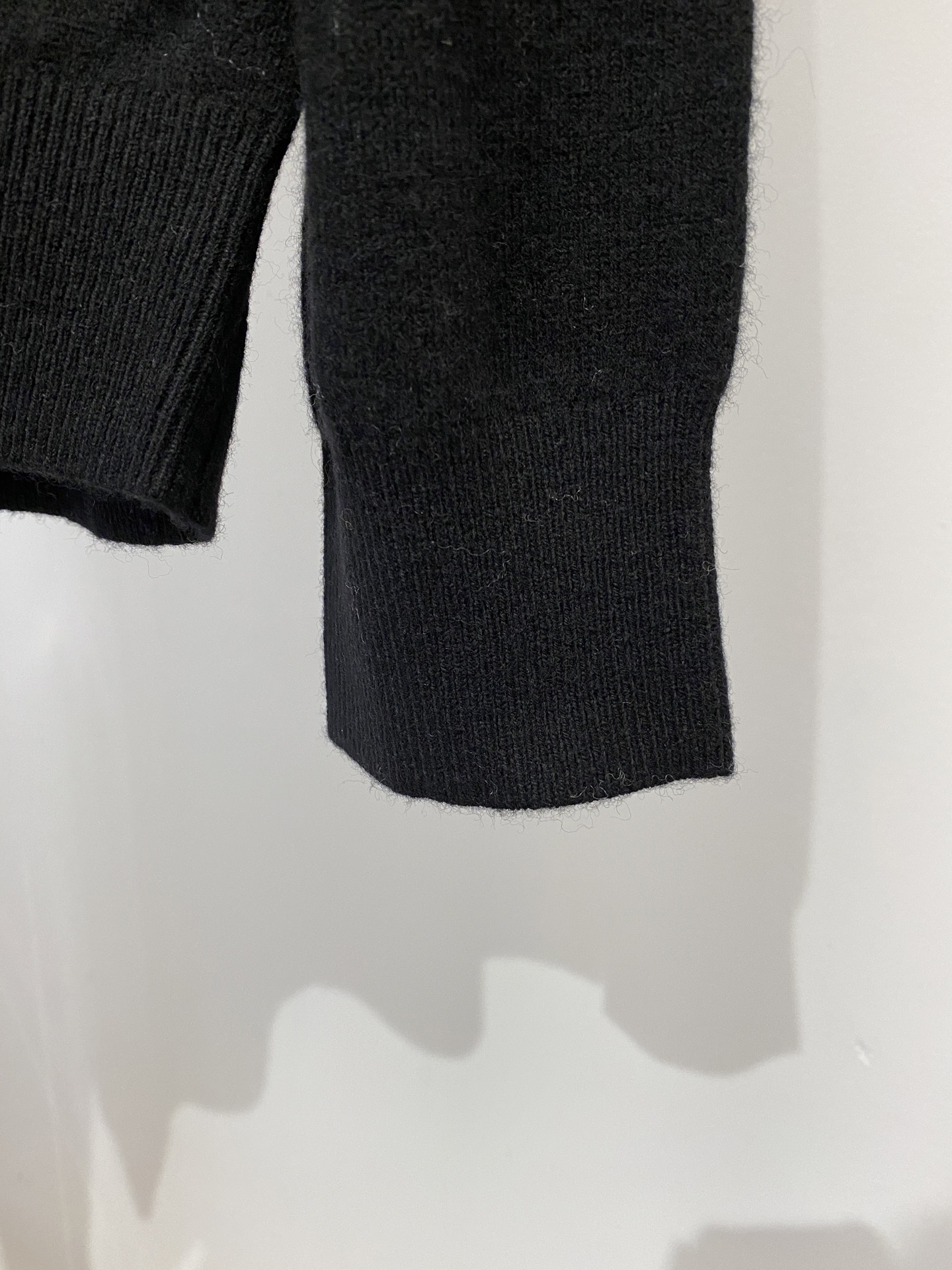 lP🆕、2025新品羊毛衣 具有手感细腻柔软，可直接与肌肤接触，让暖心的纱线变化出细腻的质感，顶级工艺极