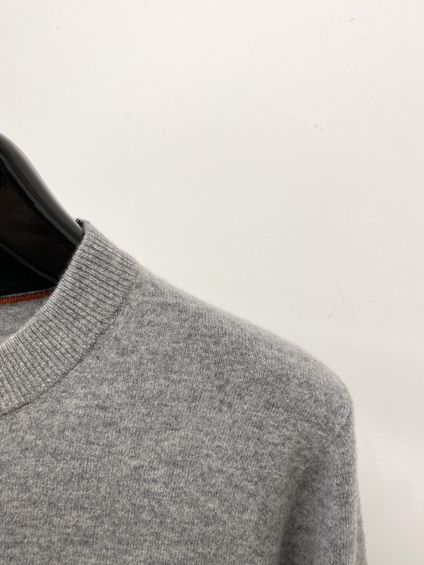 lP🆕、2025新品羊毛衣 具有手感细腻柔软，可直接与肌肤接触，让暖心的纱线变化出细腻的质感，顶级工艺极