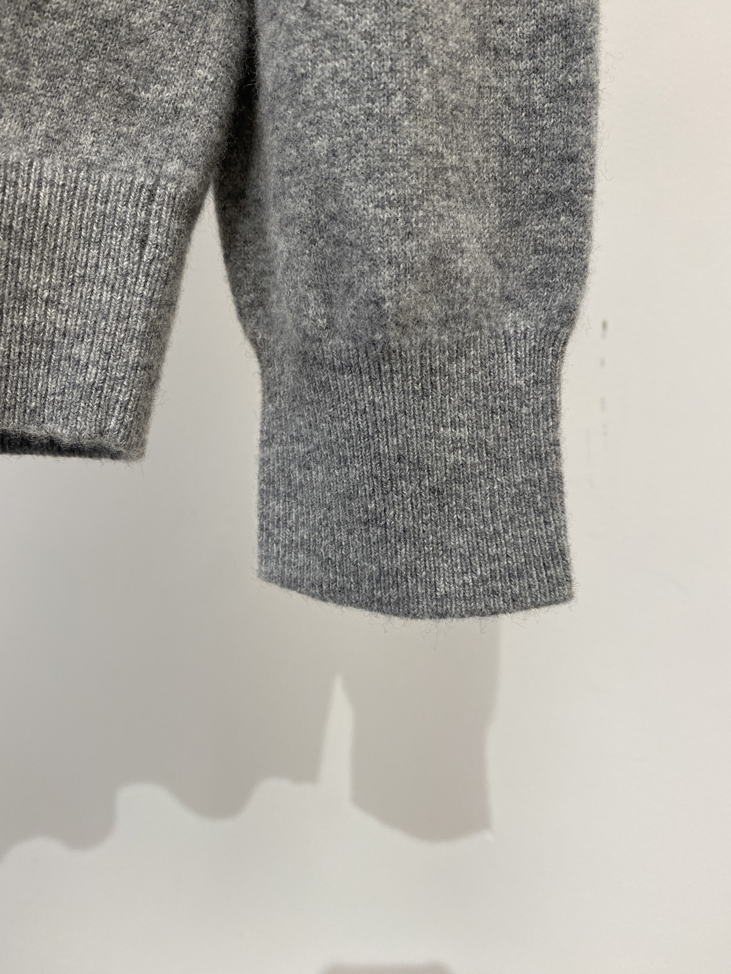 lP🆕、2025新品羊毛衣 具有手感细腻柔软，可直接与肌肤接触，让暖心的纱线变化出细腻的质感，顶级工艺极