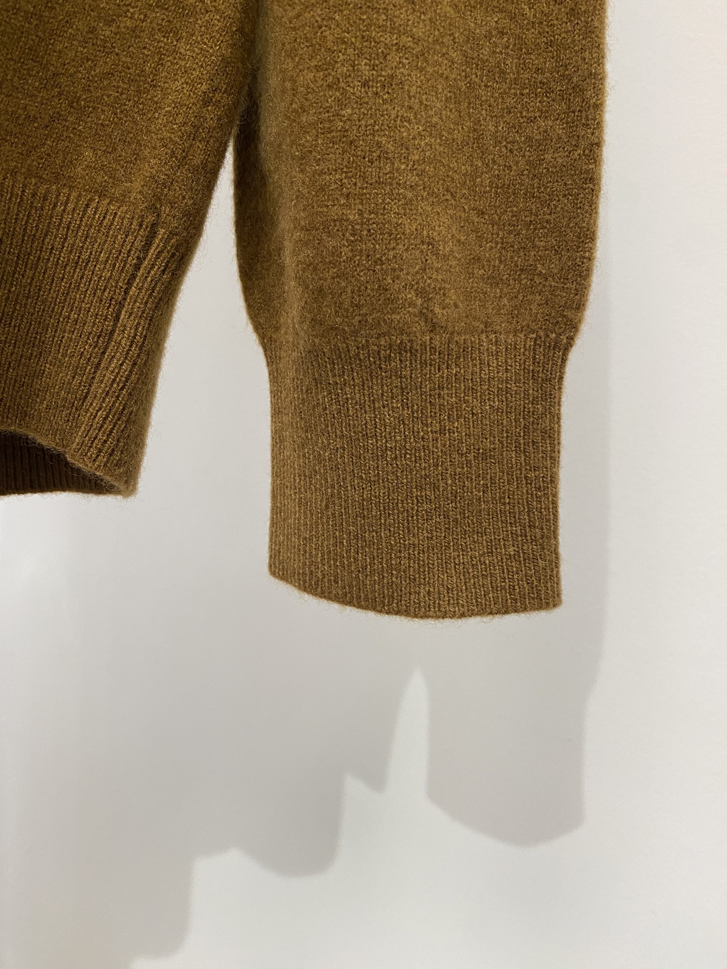 lP🆕、2025新品羊毛衣 具有手感细腻柔软，可直接与肌肤接触，让暖心的纱线变化出细腻的质感，顶级工艺极