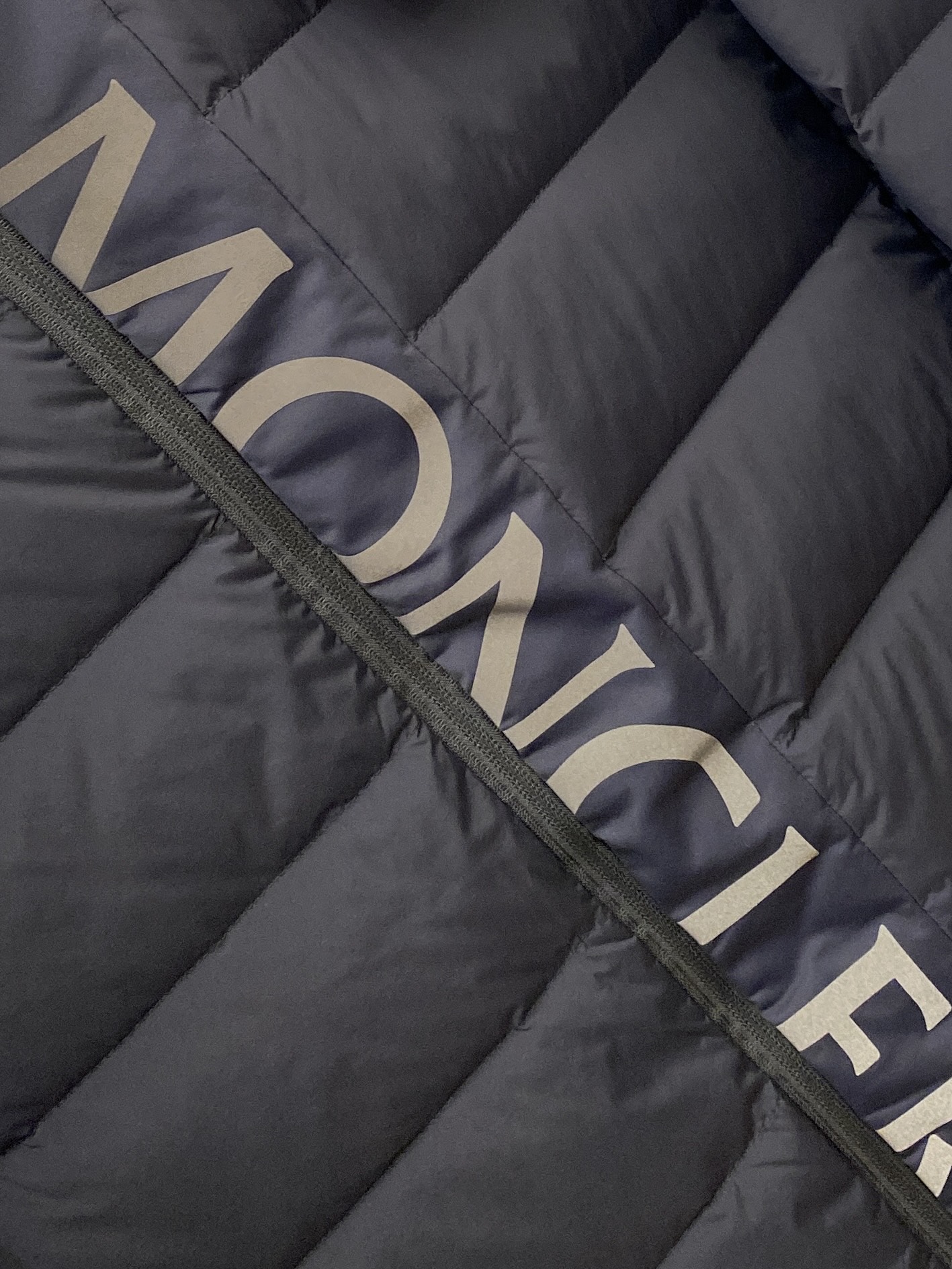 蒙口、2025最新款男士轻薄羽绒服、面料柔软舒适 ．上身版型超赞 ．拉链．辅料都是客供 、进口面料，轻便