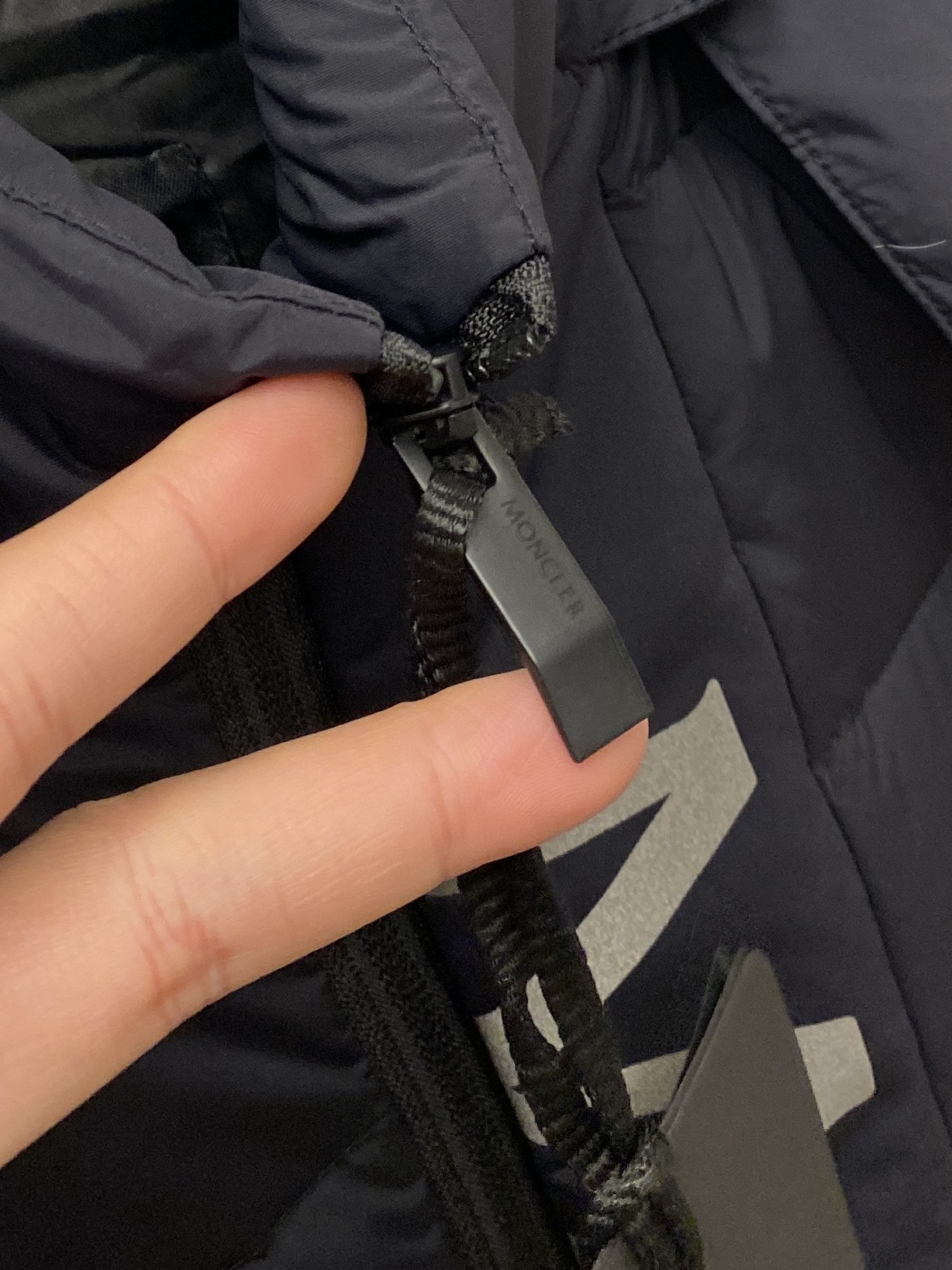 蒙口、2025最新款男士轻薄羽绒服、面料柔软舒适 ．上身版型超赞 ．拉链．辅料都是客供 、进口面料，轻便