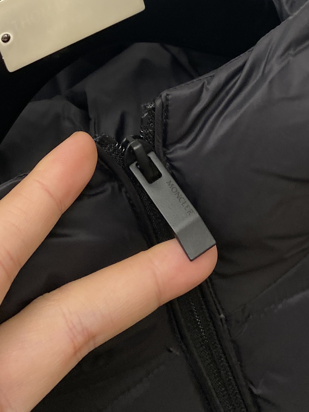 ￼ 蒙口、2025最新款男士轻薄针织羽绒服、面料柔软舒适 ．上身版型超赞 ．拉链．辅料都是客供 、进口面