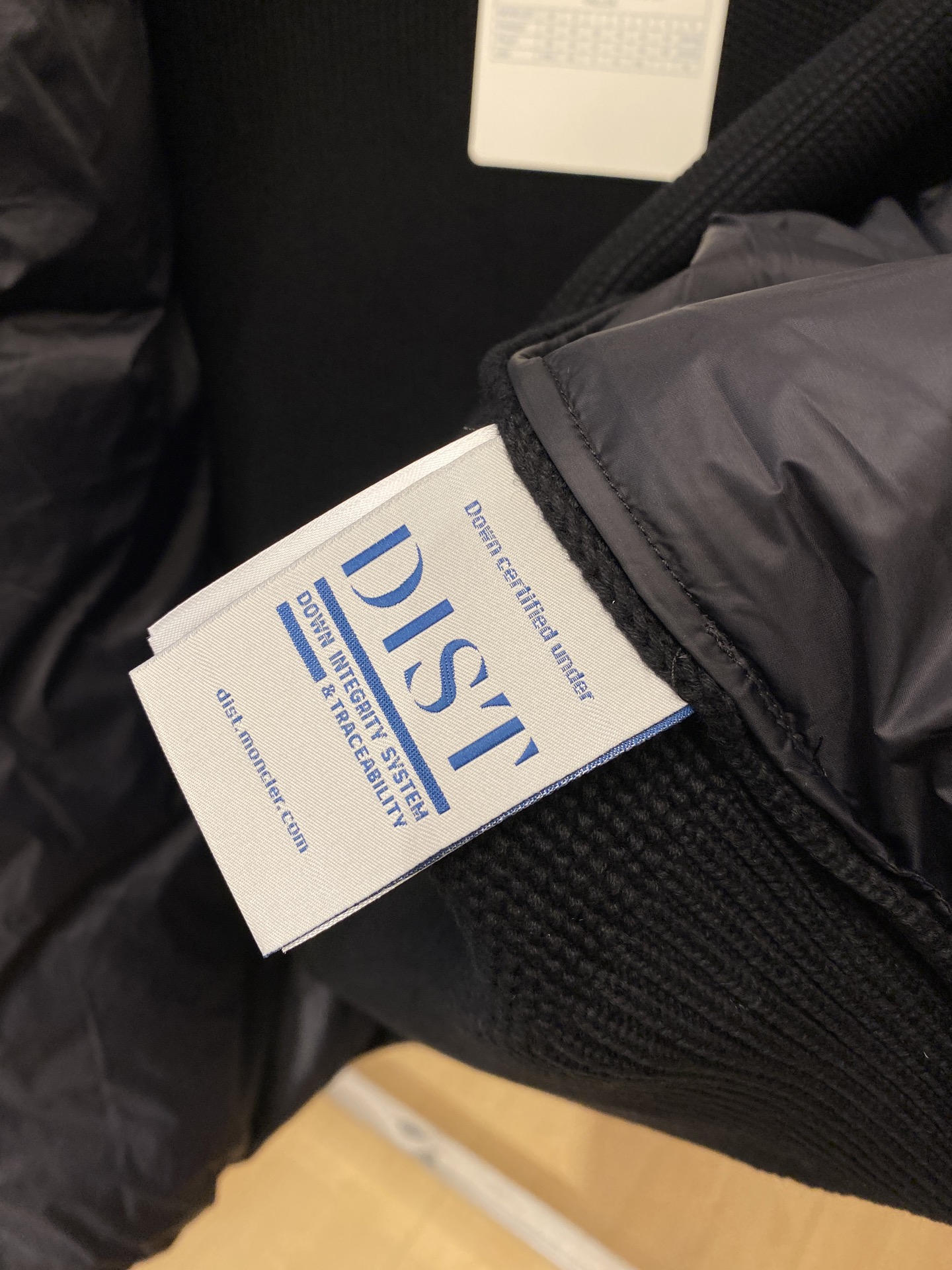 ￼ 蒙口、2025最新款男士轻薄针织羽绒服、面料柔软舒适 ．上身版型超赞 ．拉链．辅料都是客供 、进口面