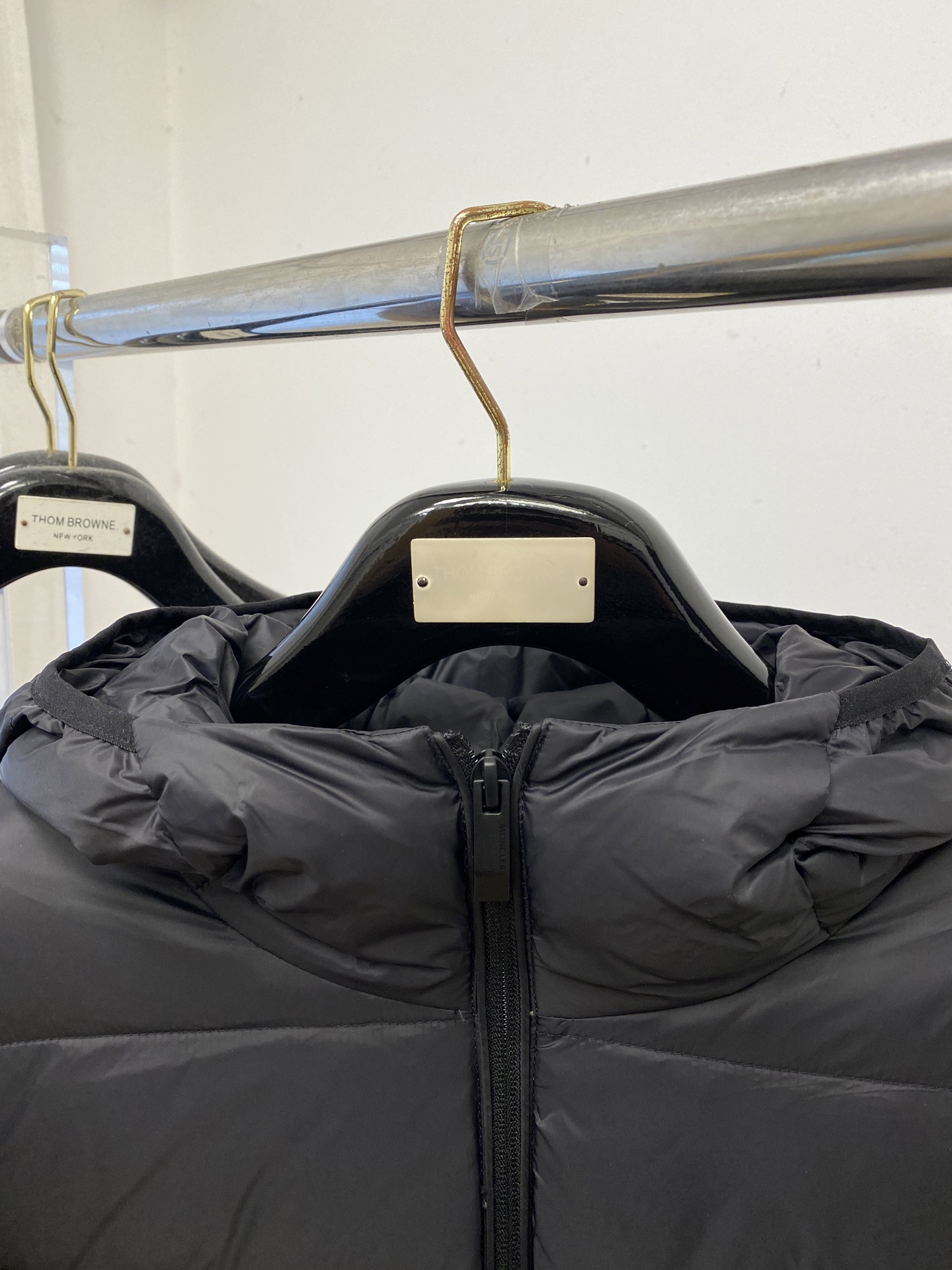 ￼ 蒙口、2025最新款男士轻薄针织羽绒服、面料柔软舒适 ．上身版型超赞 ．拉链．辅料都是客供 、进口面