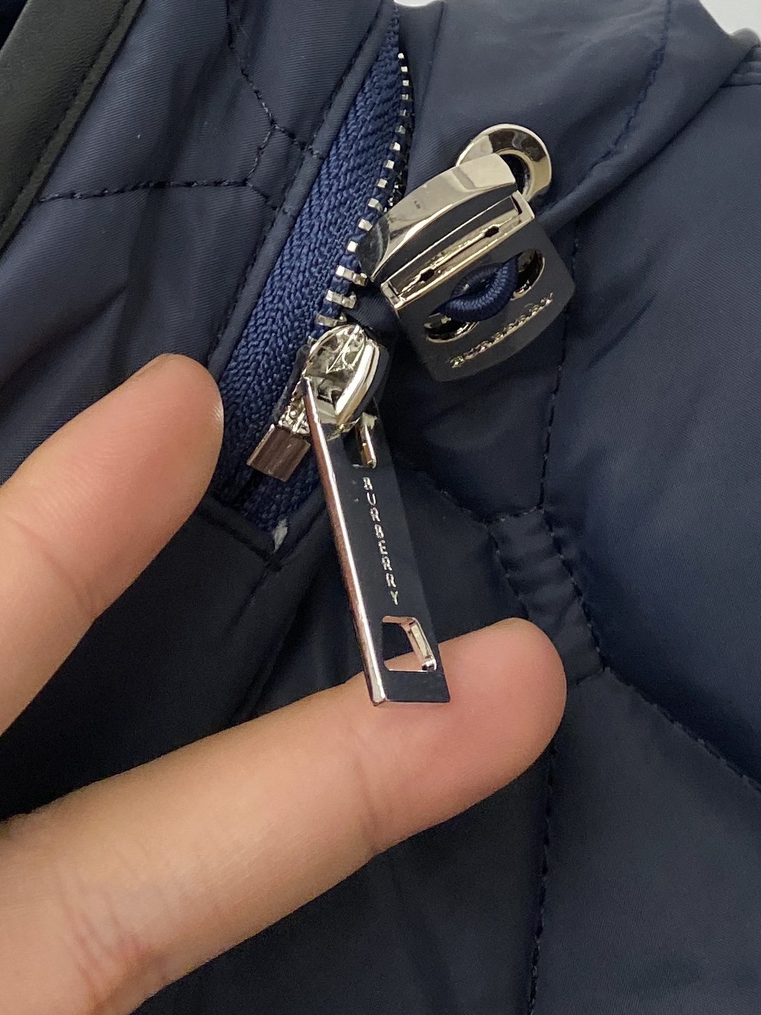 ￼巴宝莉、2025最新款男士轻薄棉服、面料柔软舒适 ．上身版型超赞 ．拉链．辅料都是客供 、进口面料，轻