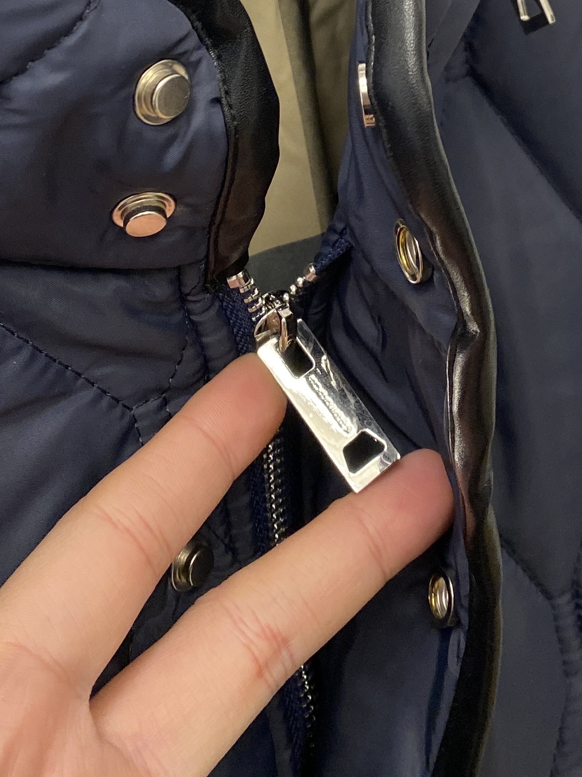 ￼巴宝莉、2025最新款男士轻薄棉服、面料柔软舒适 ．上身版型超赞 ．拉链．辅料都是客供 、进口面料，轻