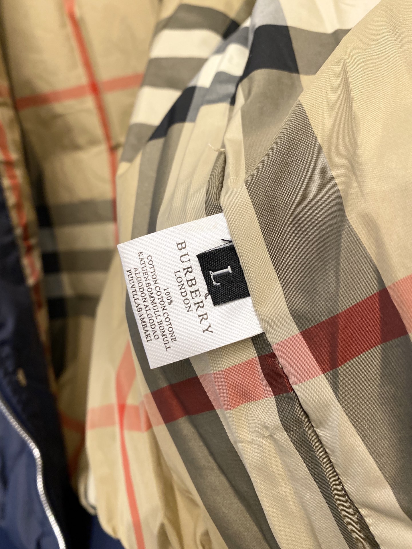 ￼巴宝莉、2025最新款男士轻薄棉服、面料柔软舒适 ．上身版型超赞 ．拉链．辅料都是客供 、进口面料，轻