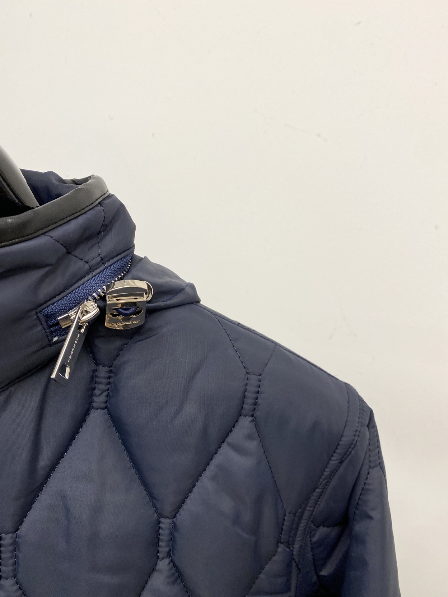 ￼巴宝莉、2025最新款男士轻薄棉服、面料柔软舒适 ．上身版型超赞 ．拉链．辅料都是客供 、进口面料，轻