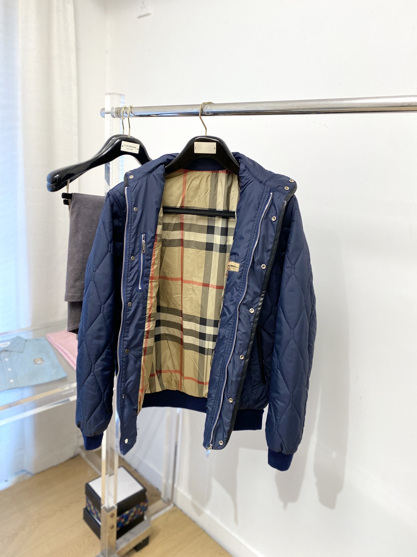 ￼巴宝莉、2025最新款男士轻薄棉服、面料柔软舒适 ．上身版型超赞 ．拉链．辅料都是客供 、进口面料，轻