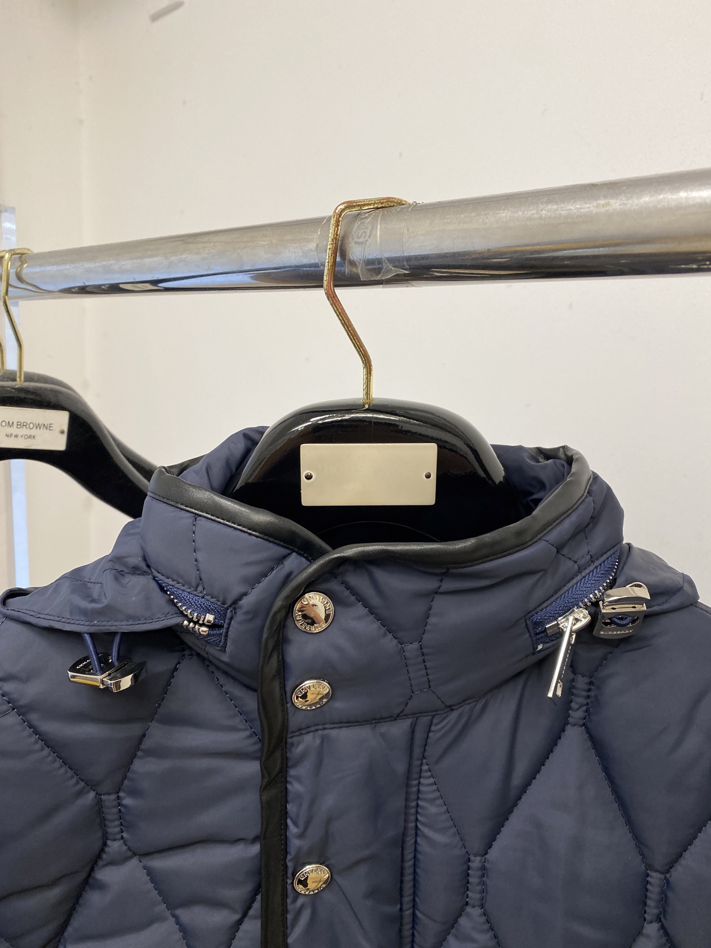 ￼巴宝莉、2025最新款男士轻薄棉服、面料柔软舒适 ．上身版型超赞 ．拉链．辅料都是客供 、进口面料，轻