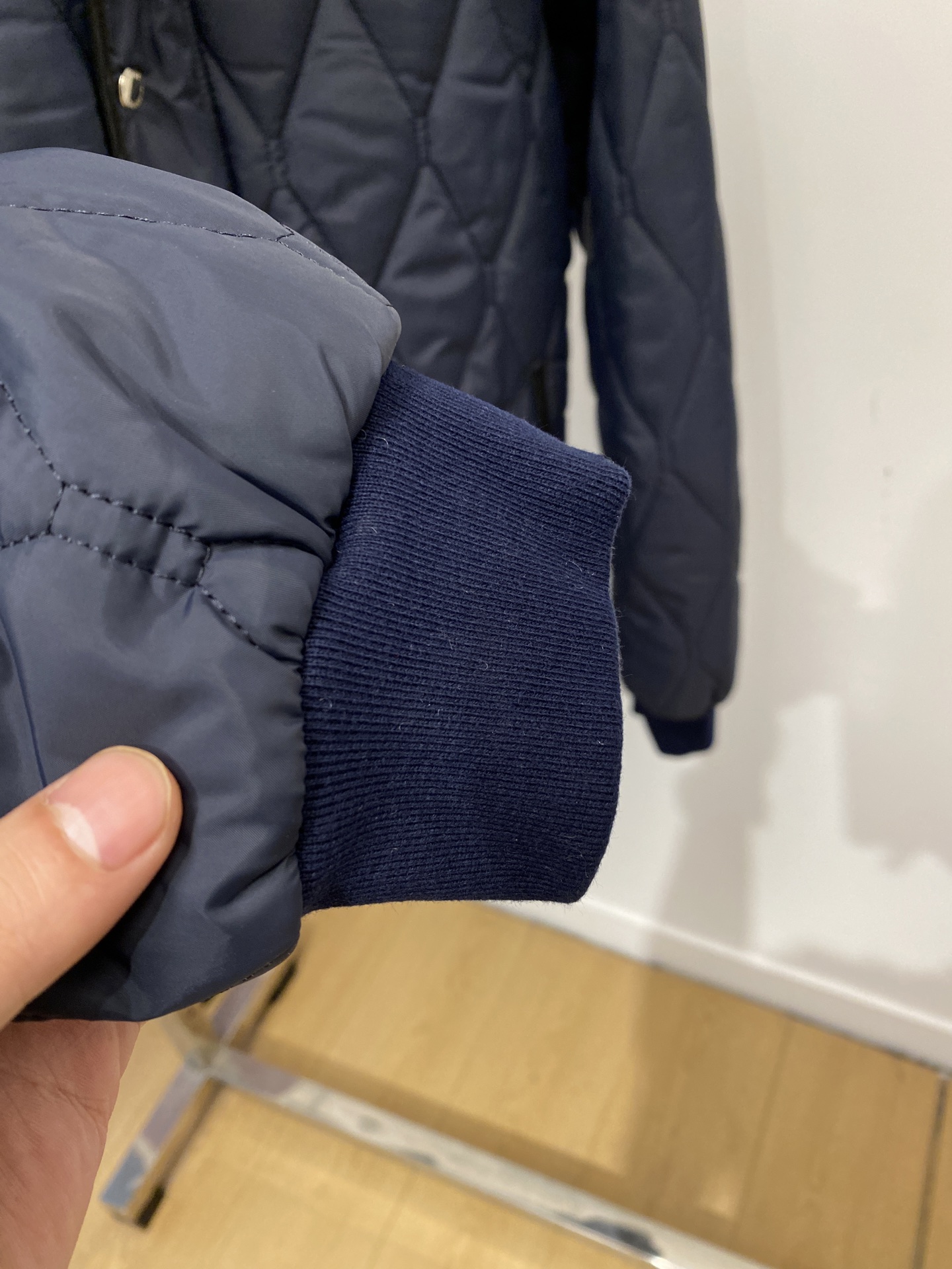 ￼巴宝莉、2025最新款男士轻薄棉服、面料柔软舒适 ．上身版型超赞 ．拉链．辅料都是客供 、进口面料，轻