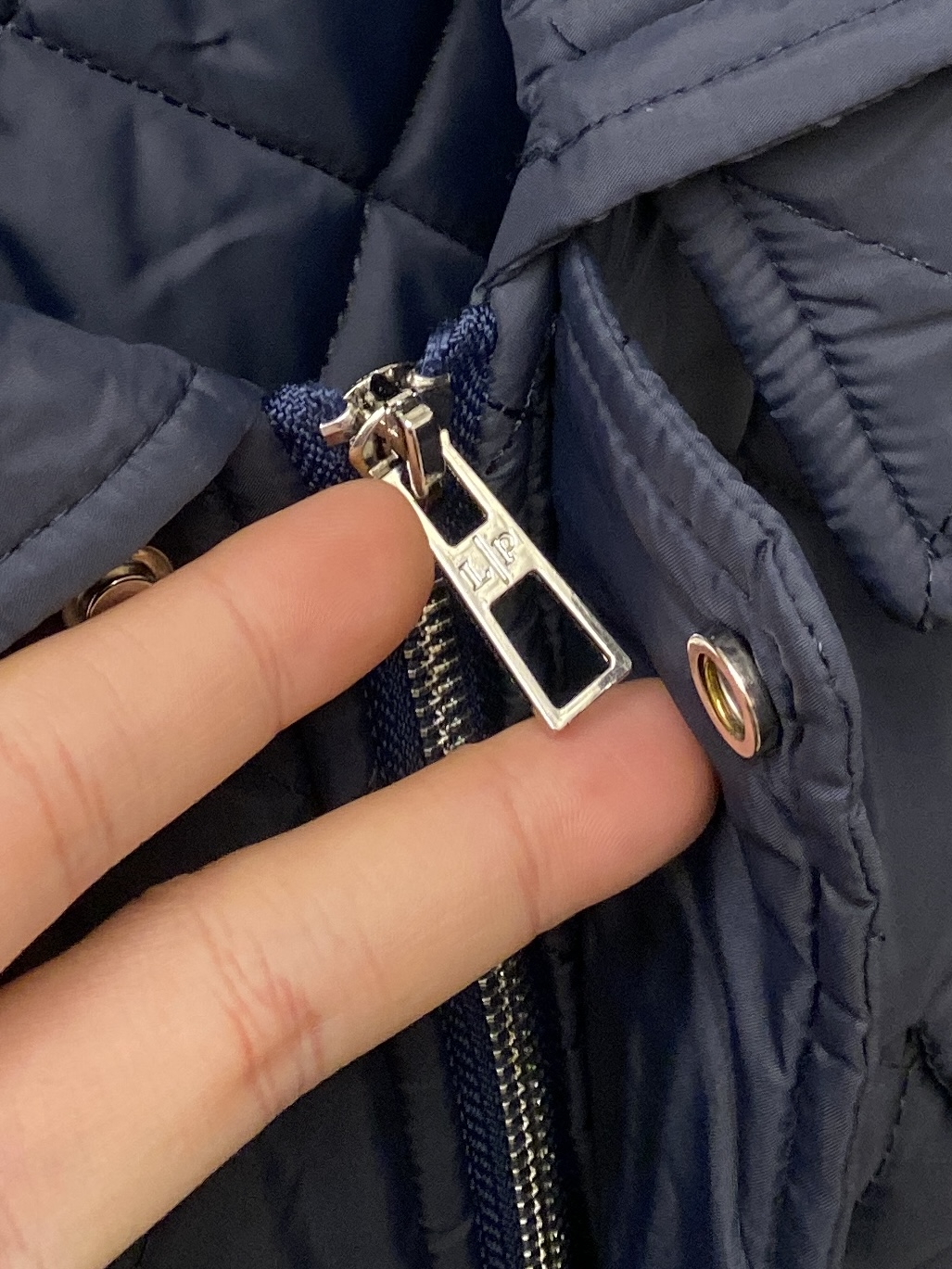 ￼lP🆕、2025最新款男士轻薄棉服面料柔软舒适 ．上身版型超赞 ．拉链．辅料都是客供 、进口面料，轻便