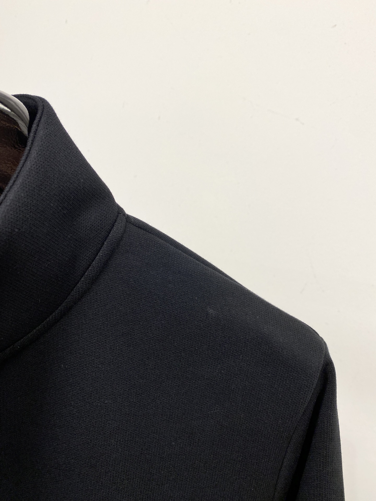 MIU MIU、2025新品卫衣外套，帅气时尚，胸前精致刺绣字母logo，简约百搭款。面料棉 不仅挺括，