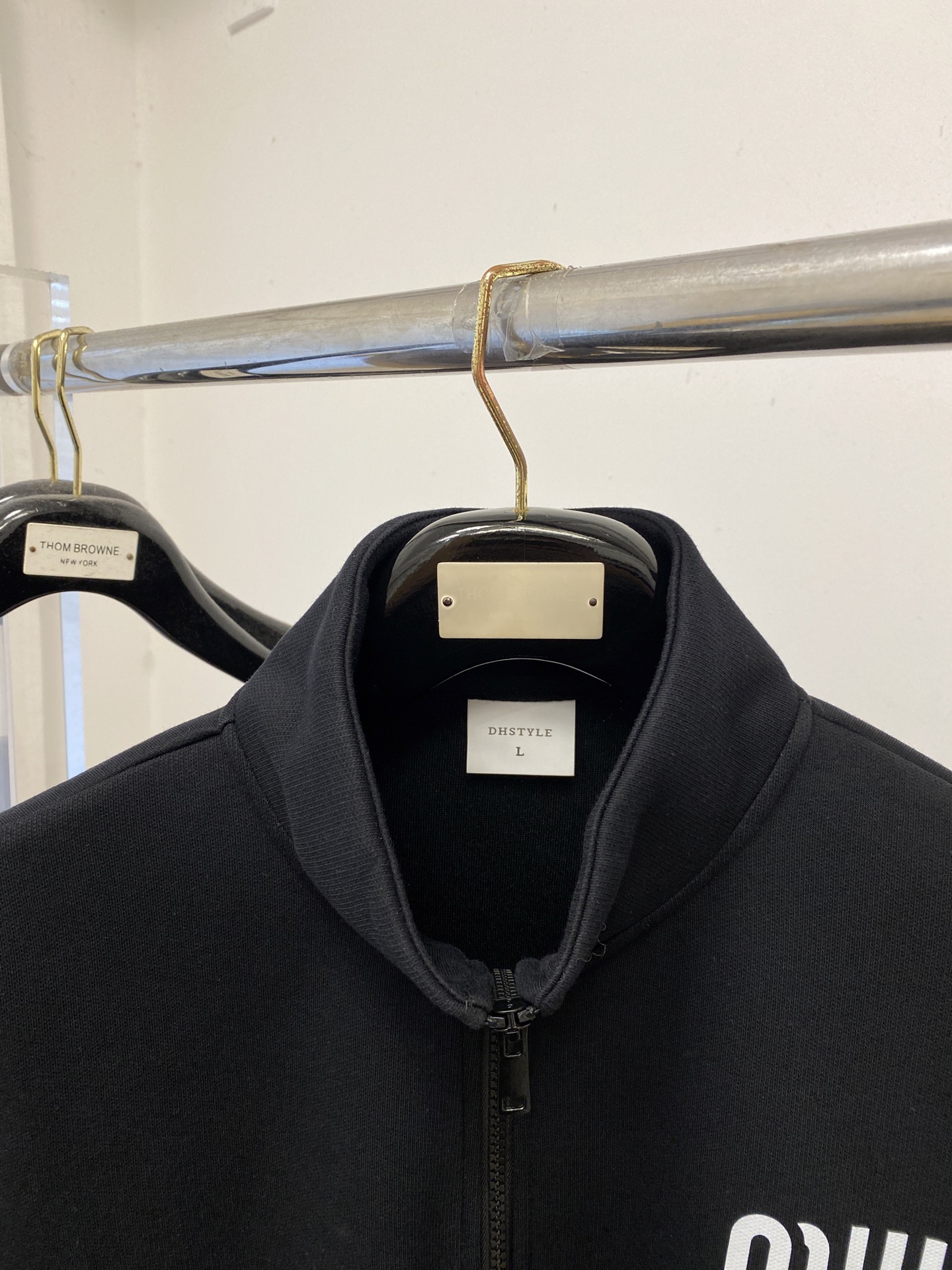 MIU MIU、2025新品卫衣外套，帅气时尚，胸前精致刺绣字母logo，简约百搭款。面料棉 不仅挺括，