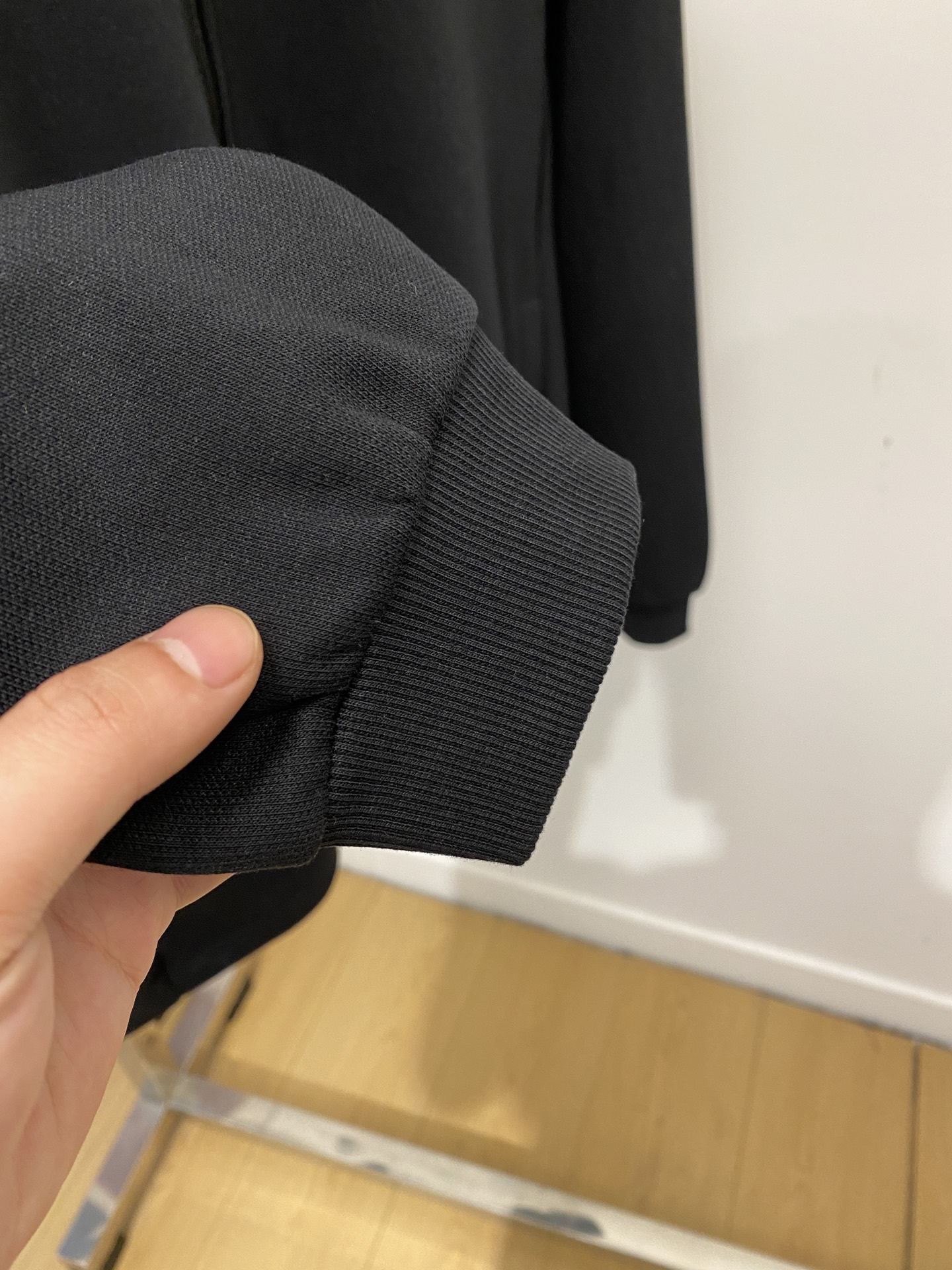 MIU MIU、2025新品卫衣外套，帅气时尚，胸前精致刺绣字母logo，简约百搭款。面料棉 不仅挺括，