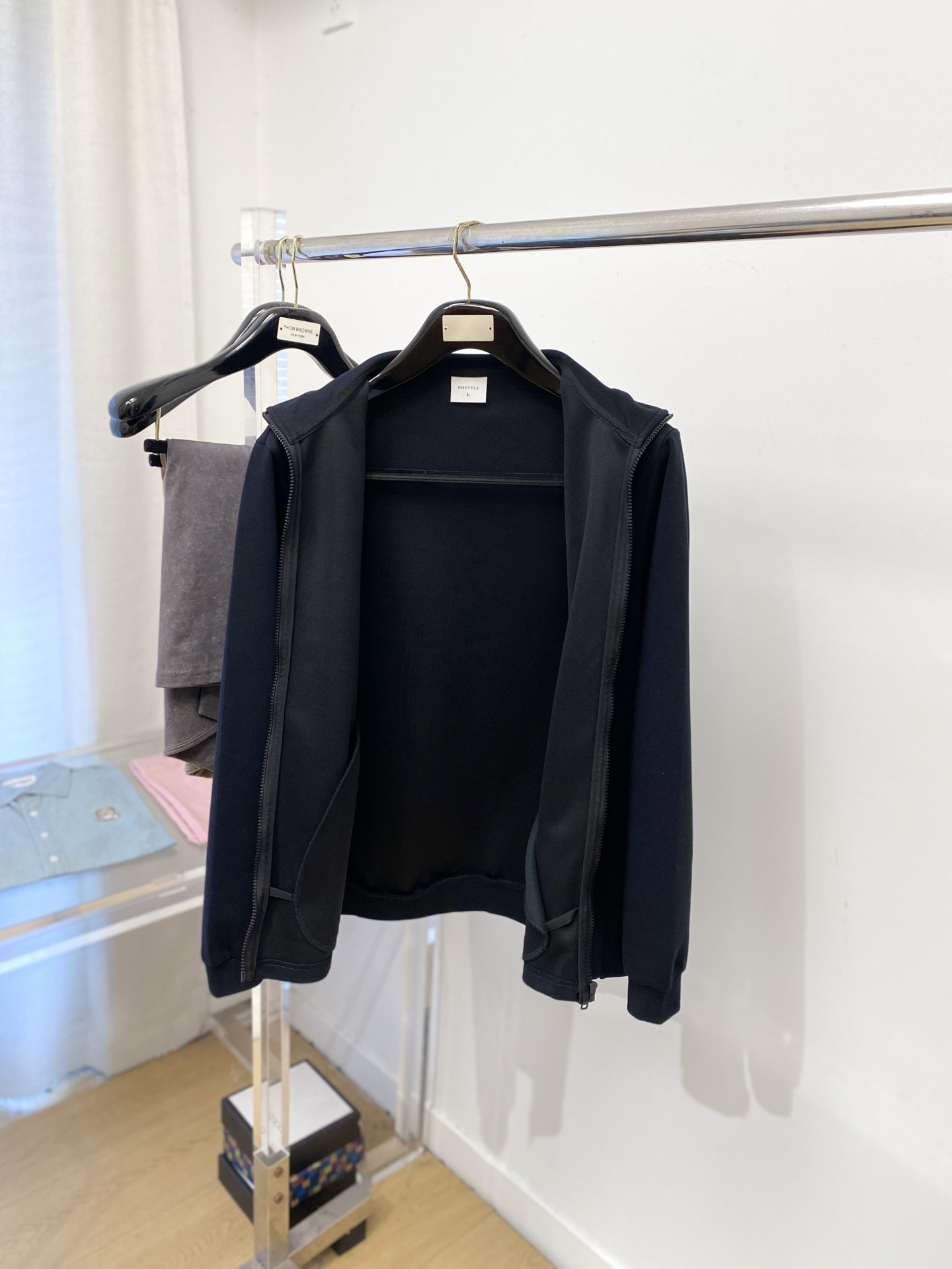 MIU MIU、2025新品卫衣外套，帅气时尚，胸前精致刺绣字母logo，简约百搭款。面料棉 不仅挺括，