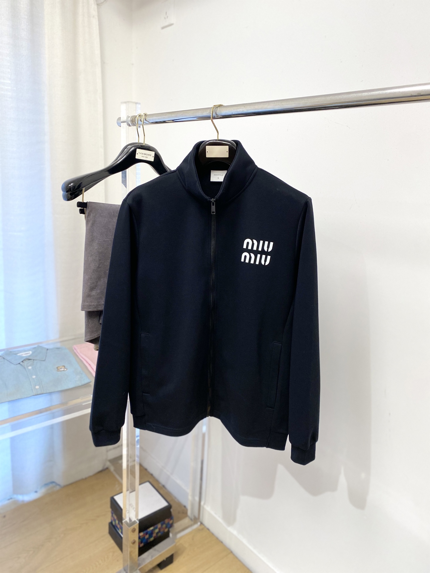 MIU MIU、2025新品卫衣外套，帅气时尚，胸前精致刺绣字母logo，简约百搭款。面料棉 不仅挺括，