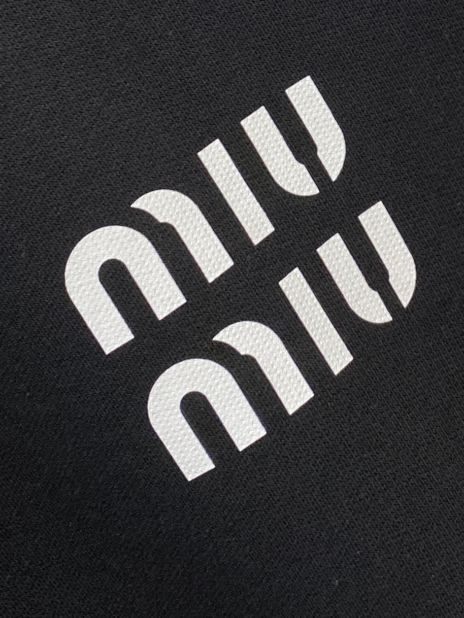 MIU MIU、2025新品卫衣外套，帅气时尚，胸前精致刺绣字母logo，简约百搭款。面料棉 不仅挺括，