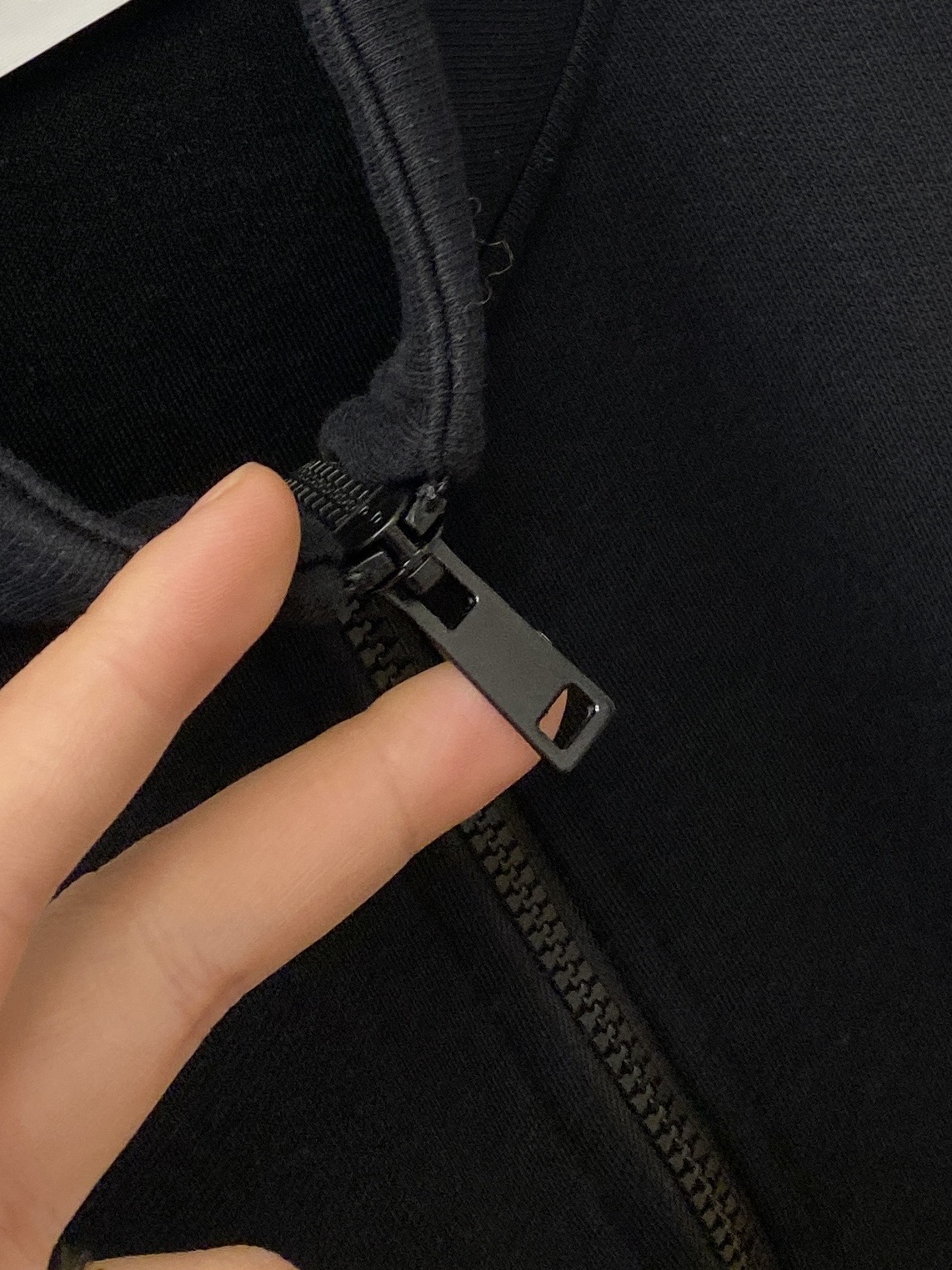 MIU MIU、2025新品卫衣外套，帅气时尚，胸前精致刺绣字母logo，简约百搭款。面料棉 不仅挺括，