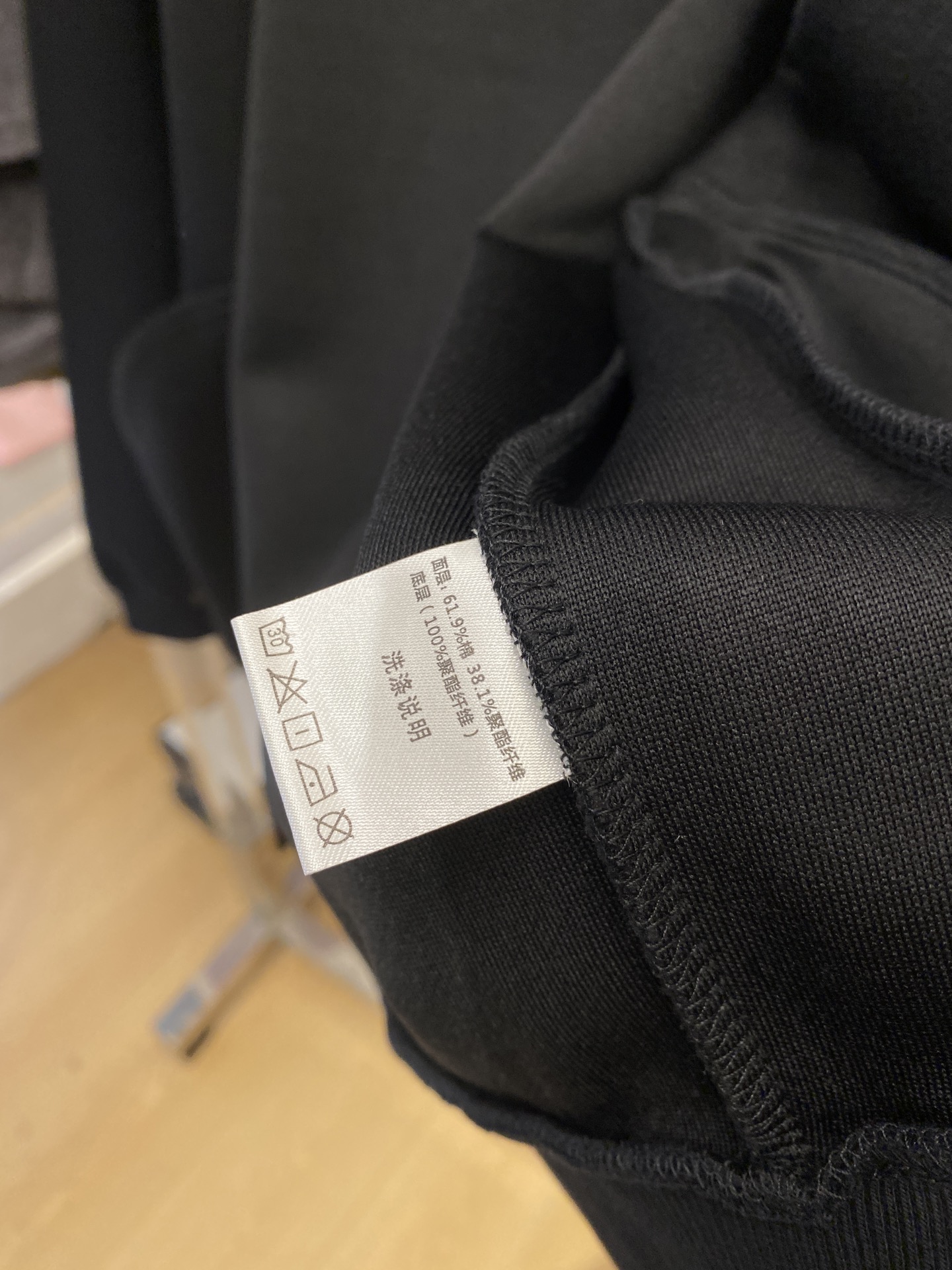 MIU MIU、2025新品卫衣外套，帅气时尚，胸前精致刺绣字母logo，简约百搭款。面料棉 不仅挺括，