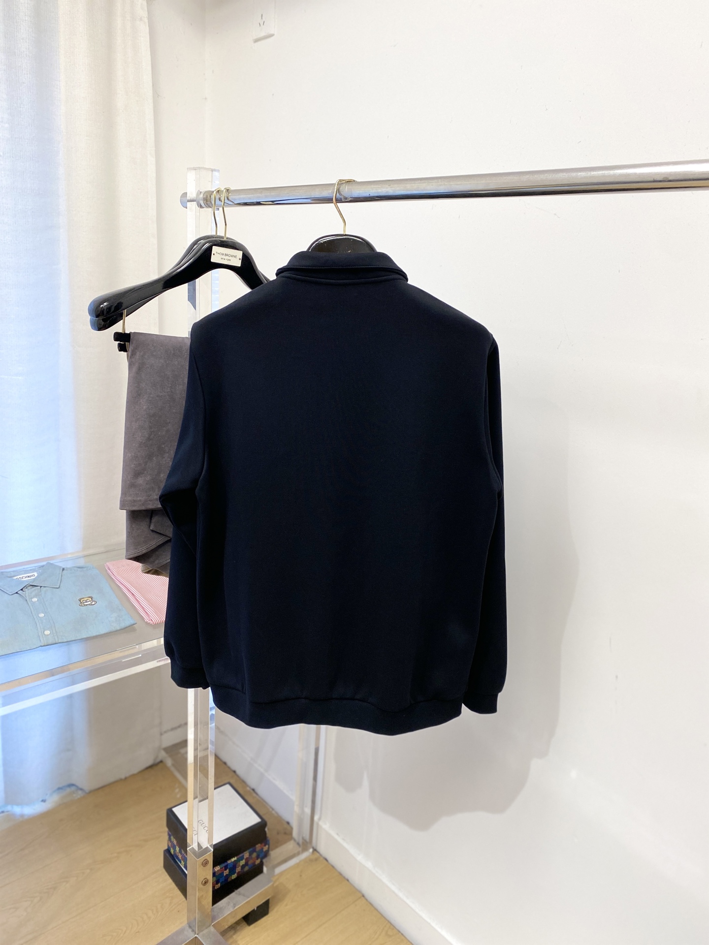 MIU MIU、2025新品卫衣外套，帅气时尚，胸前精致刺绣字母logo，简约百搭款。面料棉 不仅挺括，