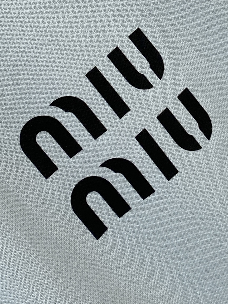 MIU MIU、2025新品卫衣外套，帅气时尚，胸前精致刺绣字母logo，简约百搭款。面料棉 不仅挺括，