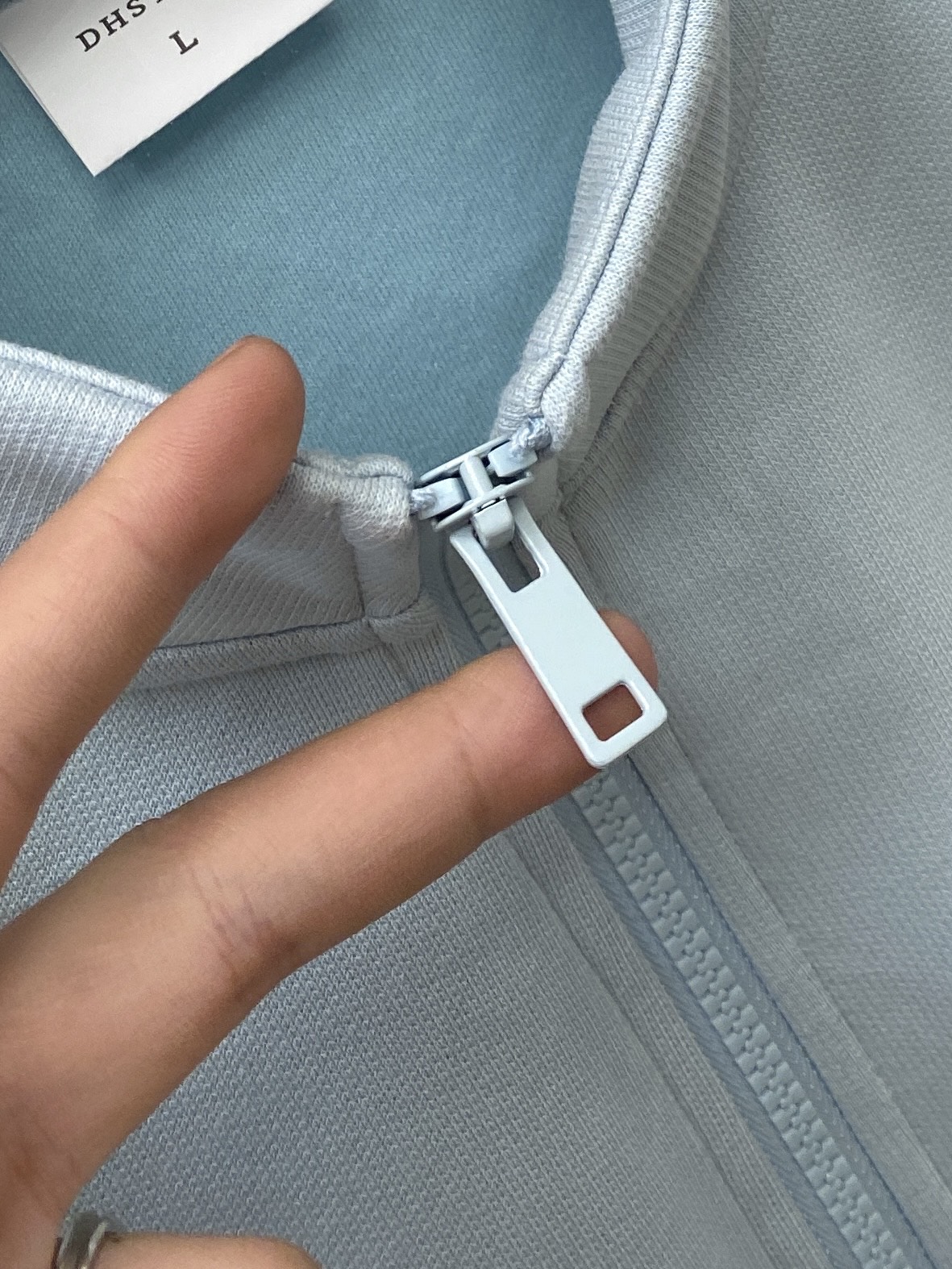 MIU MIU、2025新品卫衣外套，帅气时尚，胸前精致刺绣字母logo，简约百搭款。面料棉 不仅挺括，