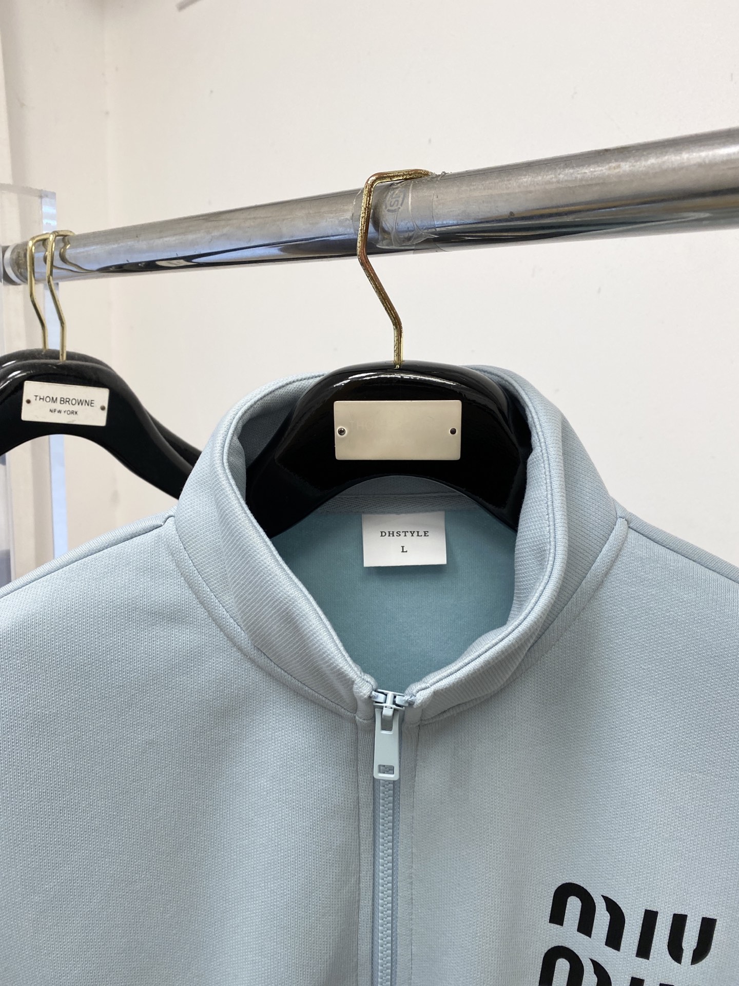 MIU MIU、2025新品卫衣外套，帅气时尚，胸前精致刺绣字母logo，简约百搭款。面料棉 不仅挺括，