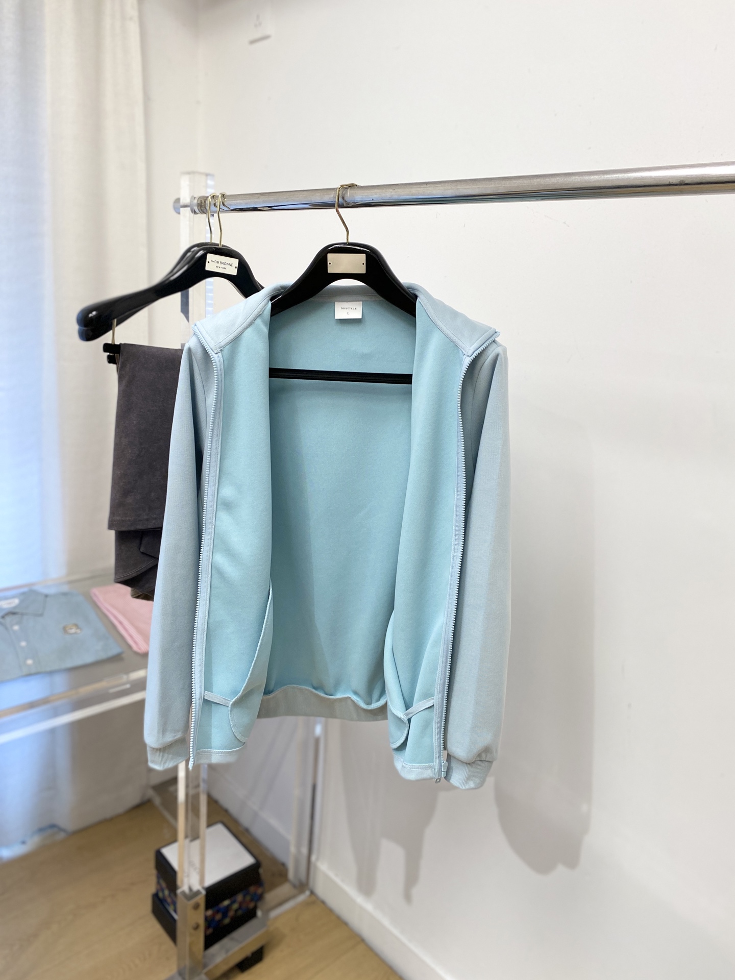 MIU MIU、2025新品卫衣外套，帅气时尚，胸前精致刺绣字母logo，简约百搭款。面料棉 不仅挺括，