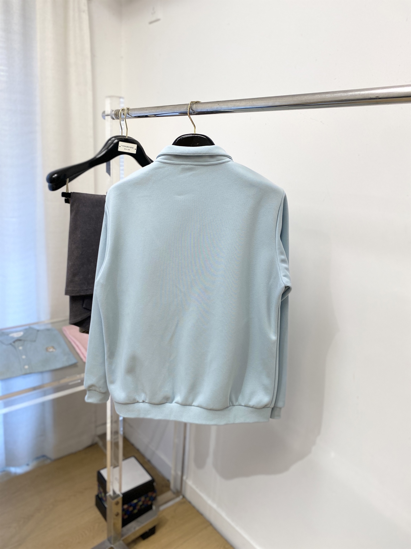 MIU MIU、2025新品卫衣外套，帅气时尚，胸前精致刺绣字母logo，简约百搭款。面料棉 不仅挺括，