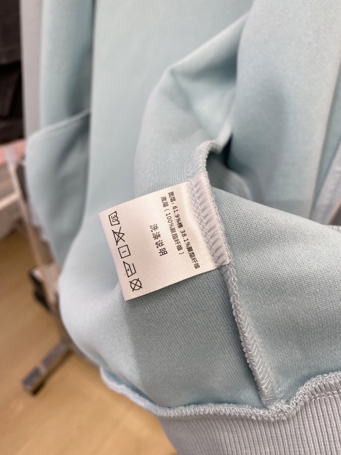 MIU MIU、2025新品卫衣外套，帅气时尚，胸前精致刺绣字母logo，简约百搭款。面料棉 不仅挺括，