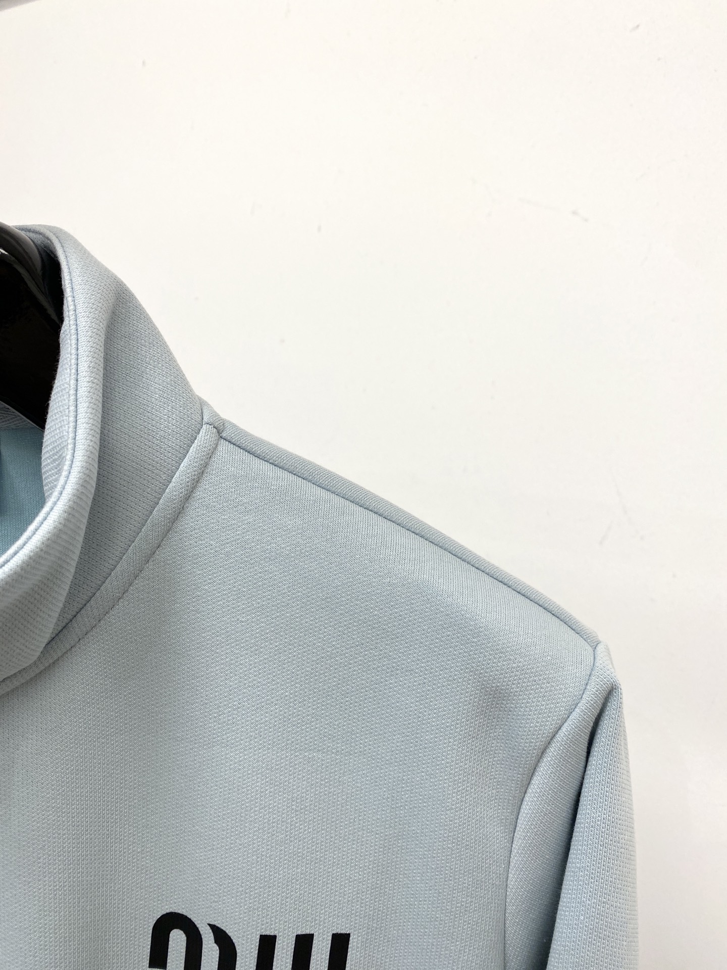 MIU MIU、2025新品卫衣外套，帅气时尚，胸前精致刺绣字母logo，简约百搭款。面料棉 不仅挺括，