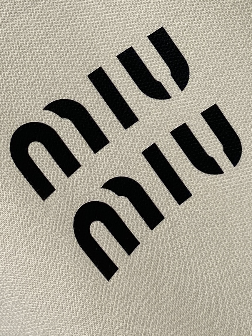 MIU MIU、2025新品卫衣外套，帅气时尚，胸前精致刺绣字母logo，简约百搭款。面料棉 不仅挺括，