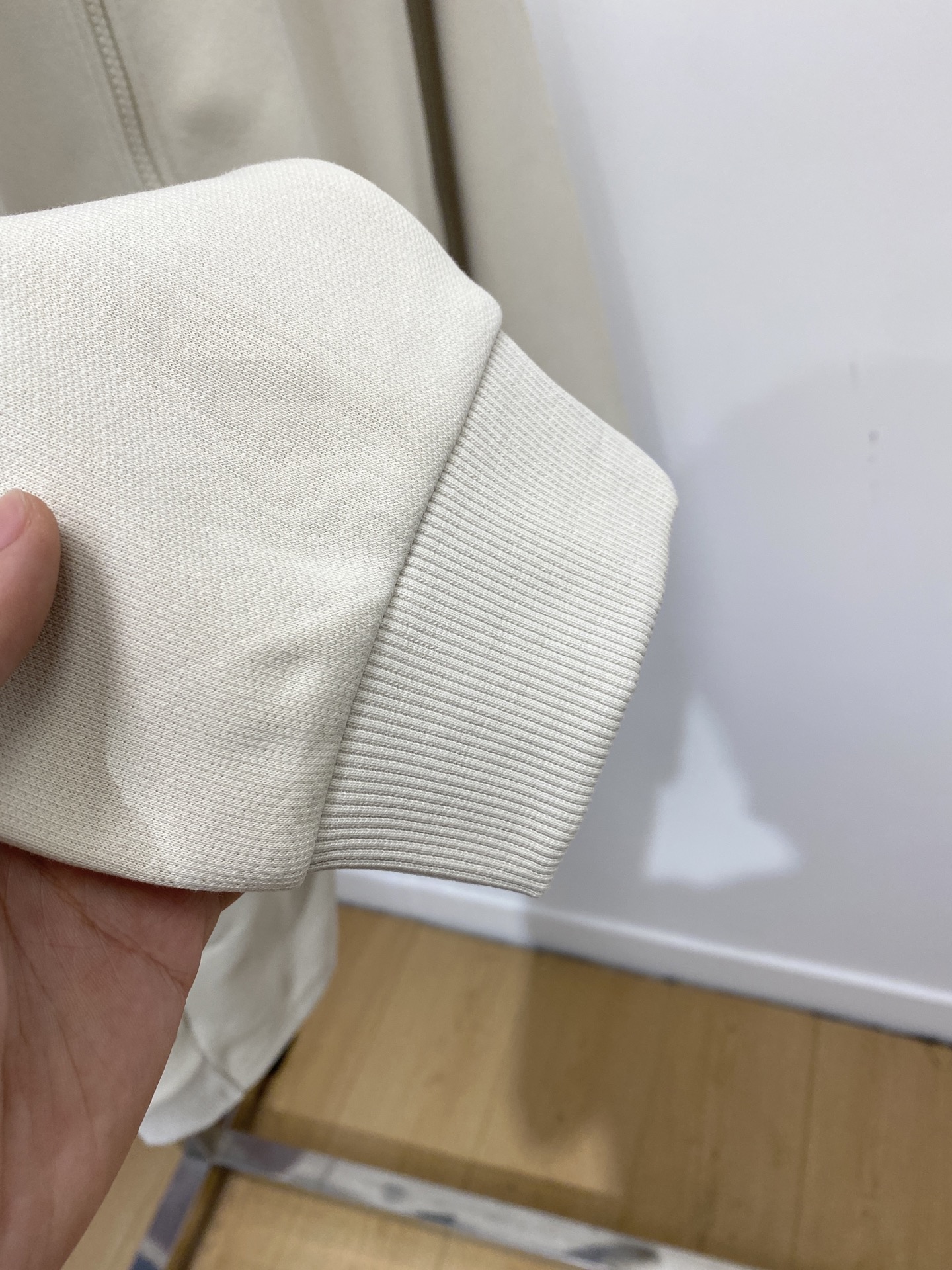 MIU MIU、2025新品卫衣外套，帅气时尚，胸前精致刺绣字母logo，简约百搭款。面料棉 不仅挺括，