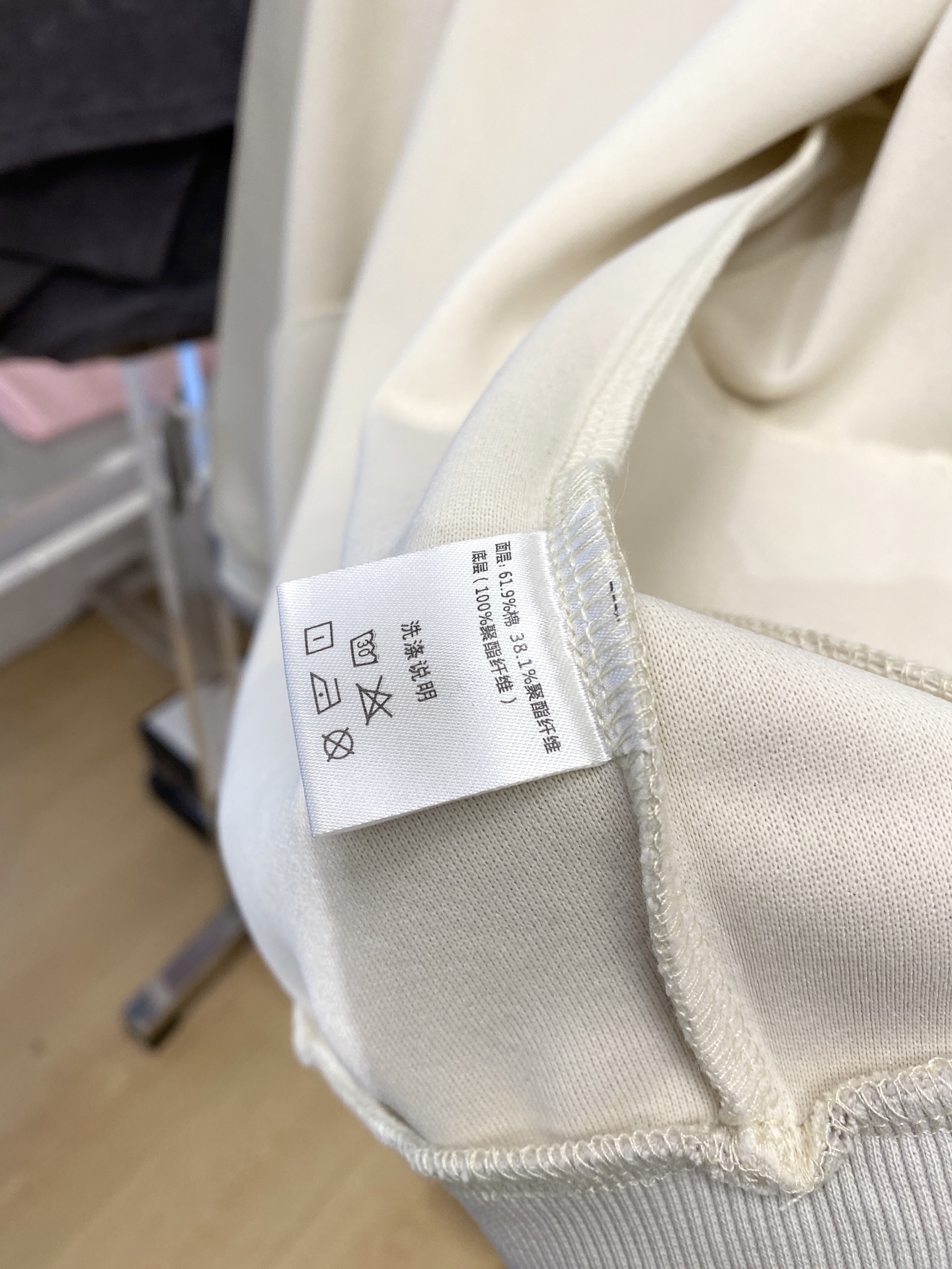 MIU MIU、2025新品卫衣外套，帅气时尚，胸前精致刺绣字母logo，简约百搭款。面料棉 不仅挺括，