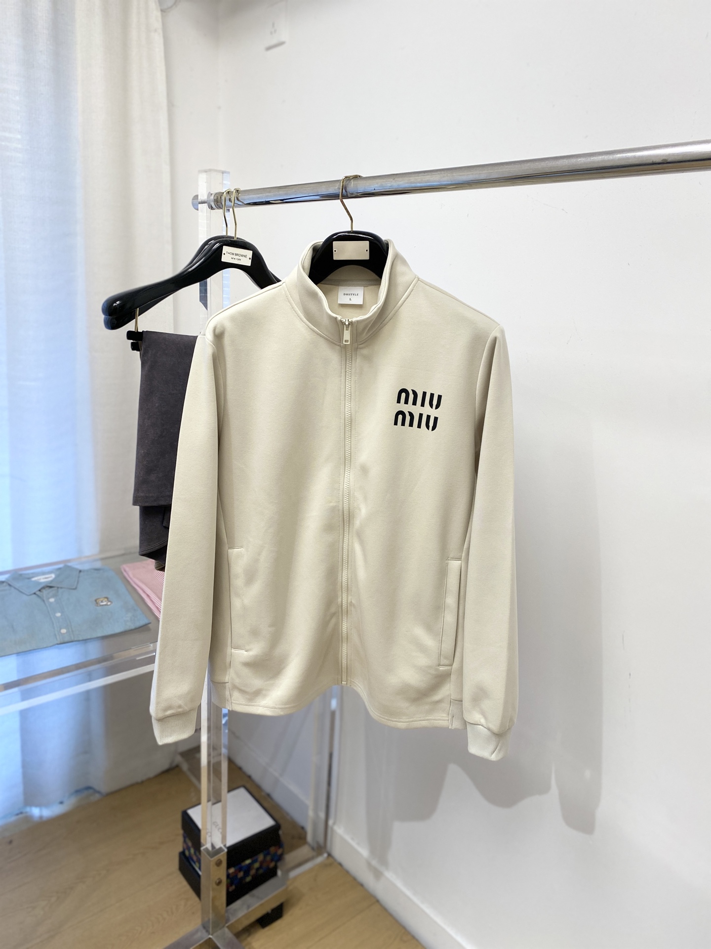 MIU MIU、2025新品卫衣外套，帅气时尚，胸前精致刺绣字母logo，简约百搭款。面料棉 不仅挺括，